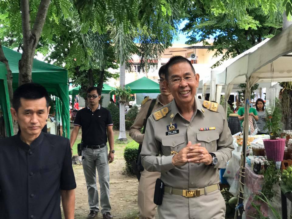 การจำหน่ายสับปะรด ในกิจกรรม “ประชารัฐสุขใจ…ชาวไร่สับปะรด”