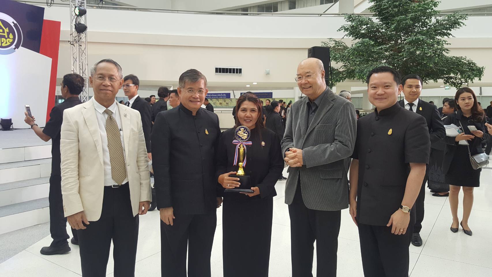 สำนักงานพัฒนาชุมชนจังหวัดราชบุรีรับรางวัลชนะเลิศการประกวดเว็ปไซต์ดีเด่น ในงาน มหกรรมสานพลังประชารัฐพัฒนาเศรษฐกิจฐานราก (CD Day 2017)