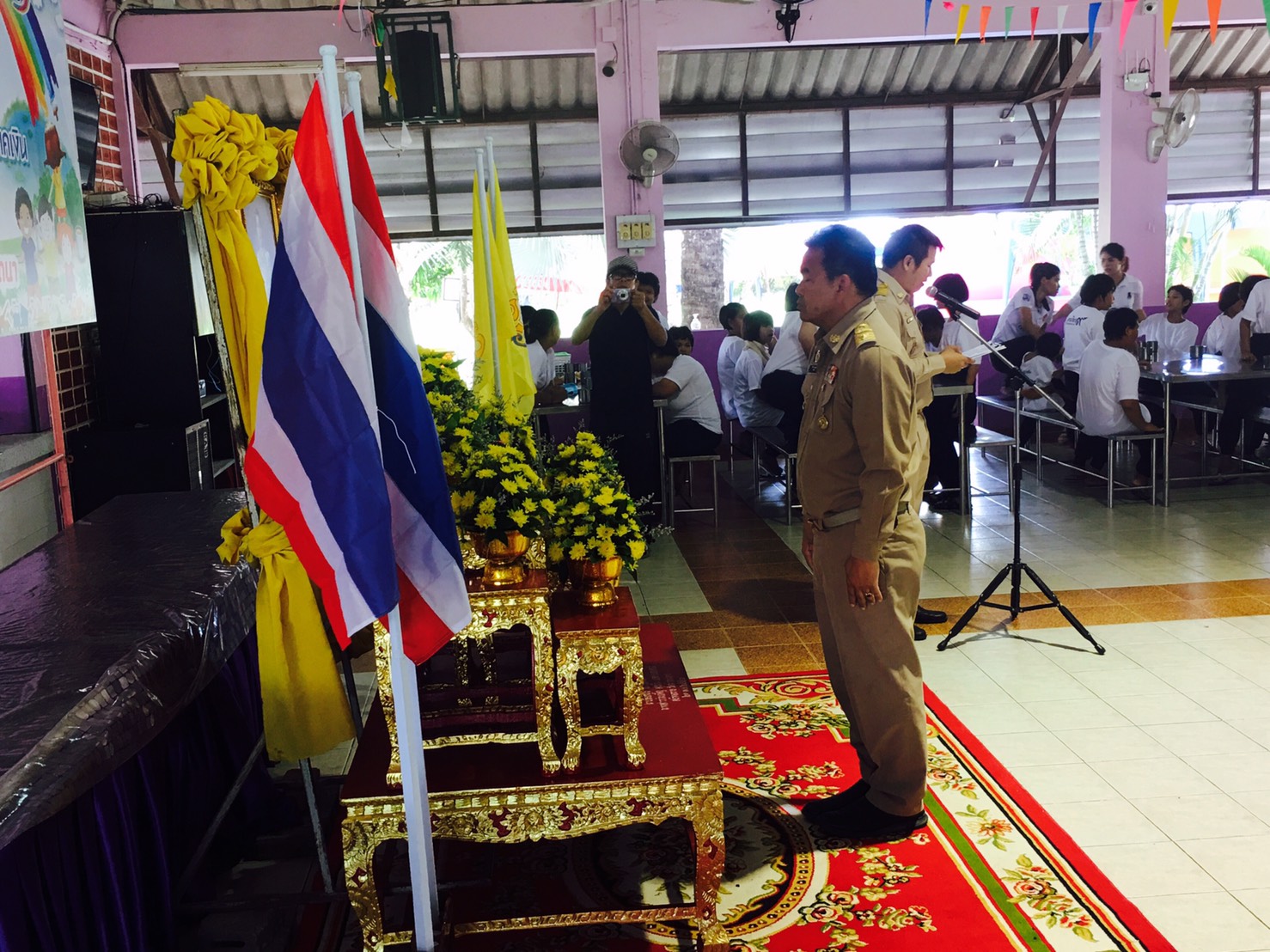 จังหวัดราชบุรีมอบเครื่องอุปโภค บริโภคแก่เด็กพิการทางสมอง และปัญญา