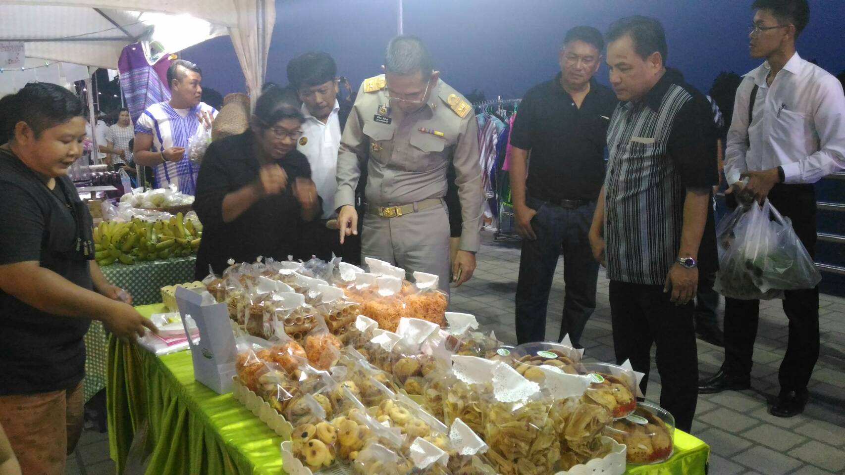 งานแสดงและจำหน่ายตลาดนัดชุมชนไทยช่วยไทย คนไทยยิ้มได้ ต้นแบบ