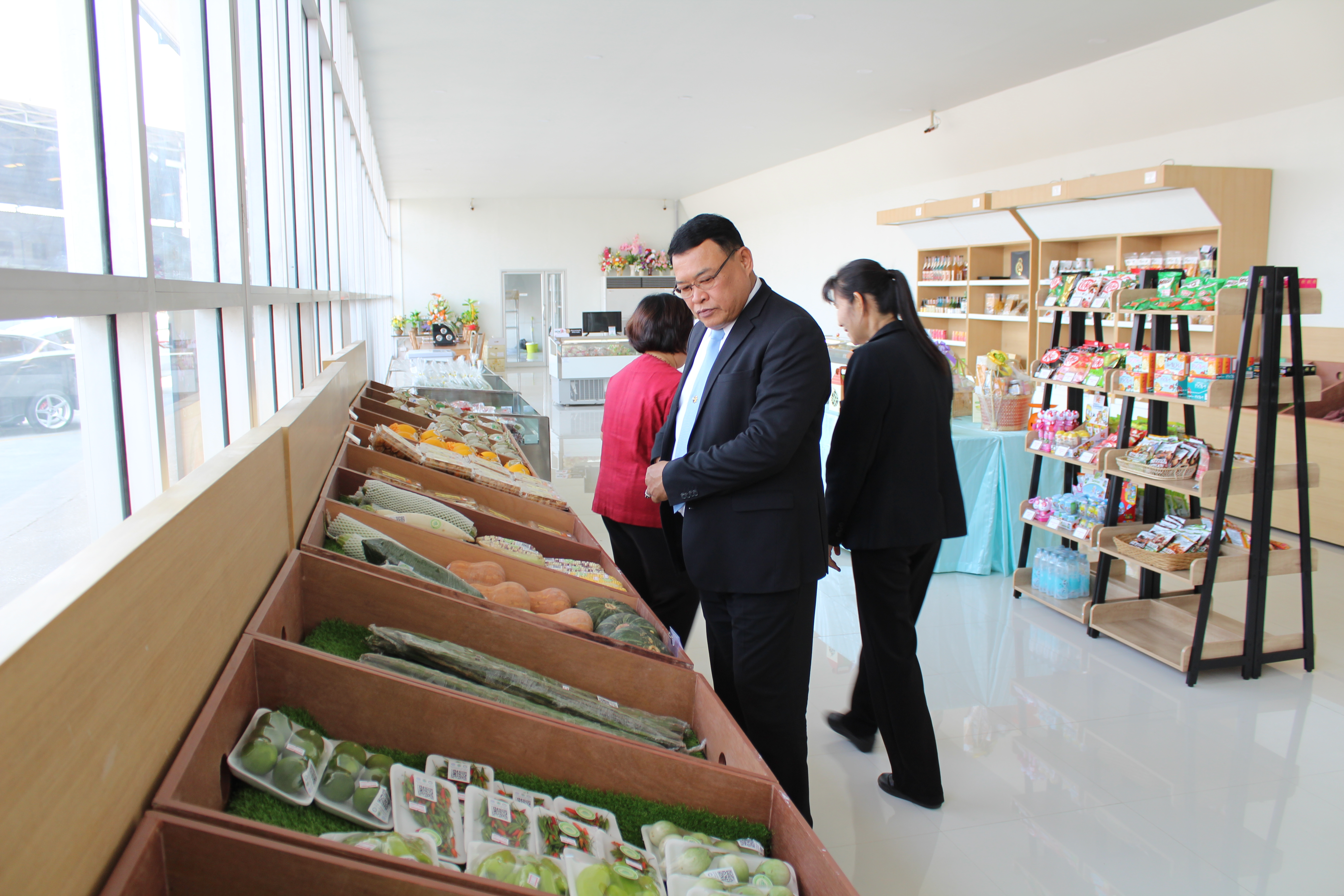 ราชบุรี “พัฒนาการจังหวัดราชบุรีเยี่ยมชม สินค้าหนึ่งตำบลหนึ่งผลิตภัณฑ์ (OTOP) ร้านพรีเมี่ยมมาร์เก็ต”