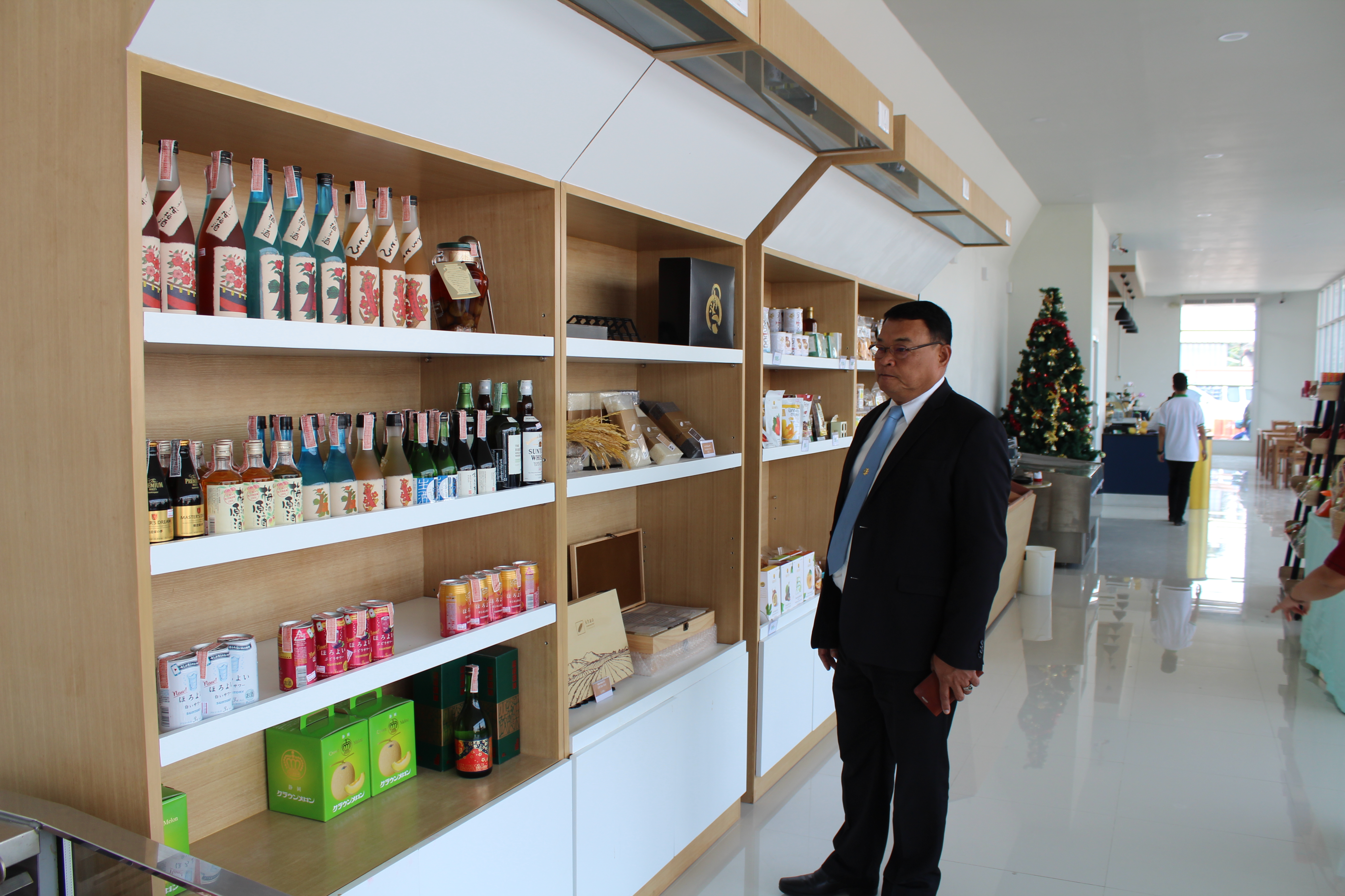 ราชบุรี “พัฒนาการจังหวัดราชบุรีเยี่ยมชม สินค้าหนึ่งตำบลหนึ่งผลิตภัณฑ์ (OTOP) ร้านพรีเมี่ยมมาร์เก็ต”