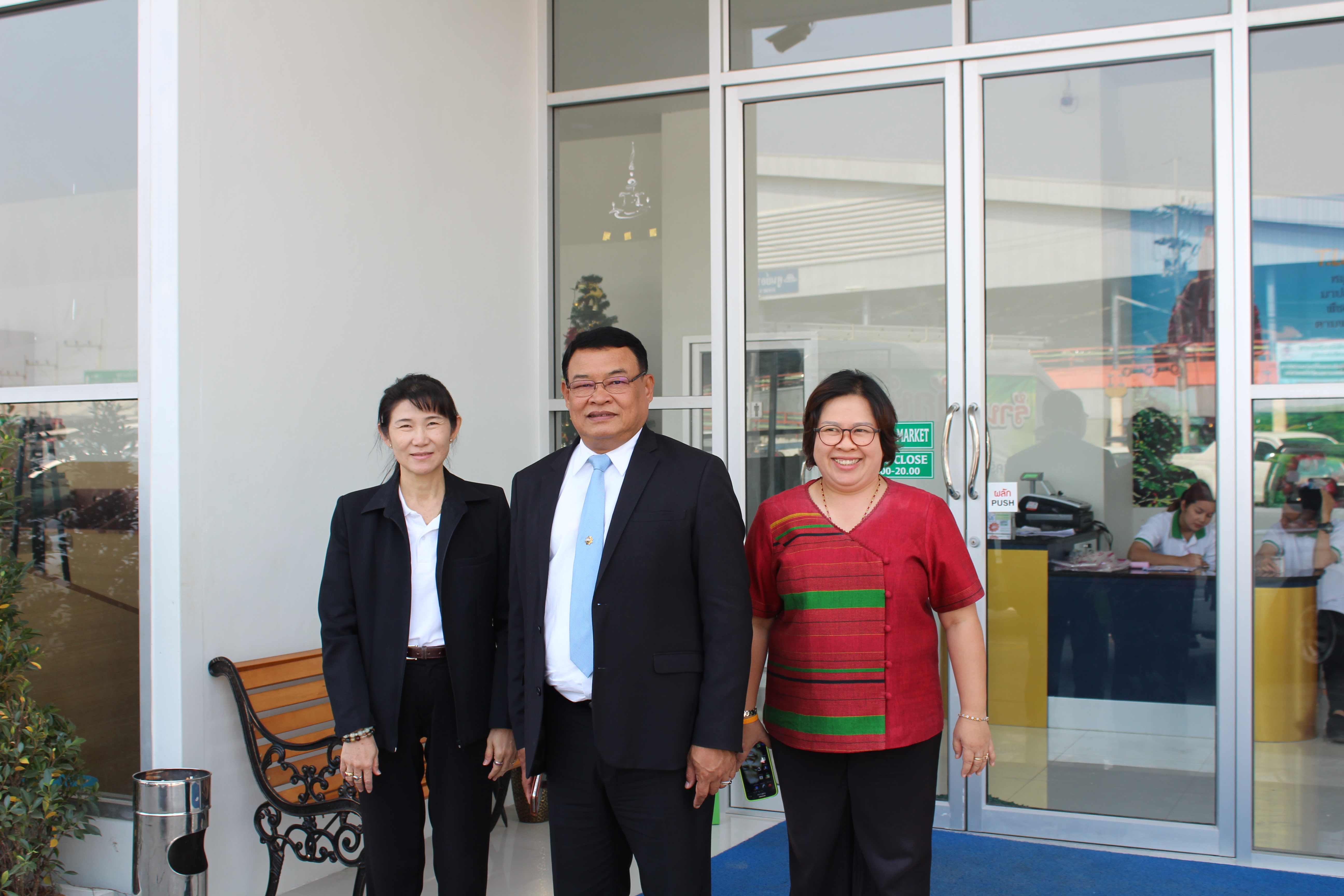 ราชบุรี “พัฒนาการจังหวัดราชบุรีเยี่ยมชม สินค้าหนึ่งตำบลหนึ่งผลิตภัณฑ์ (OTOP) ร้านพรีเมี่ยมมาร์เก็ต”