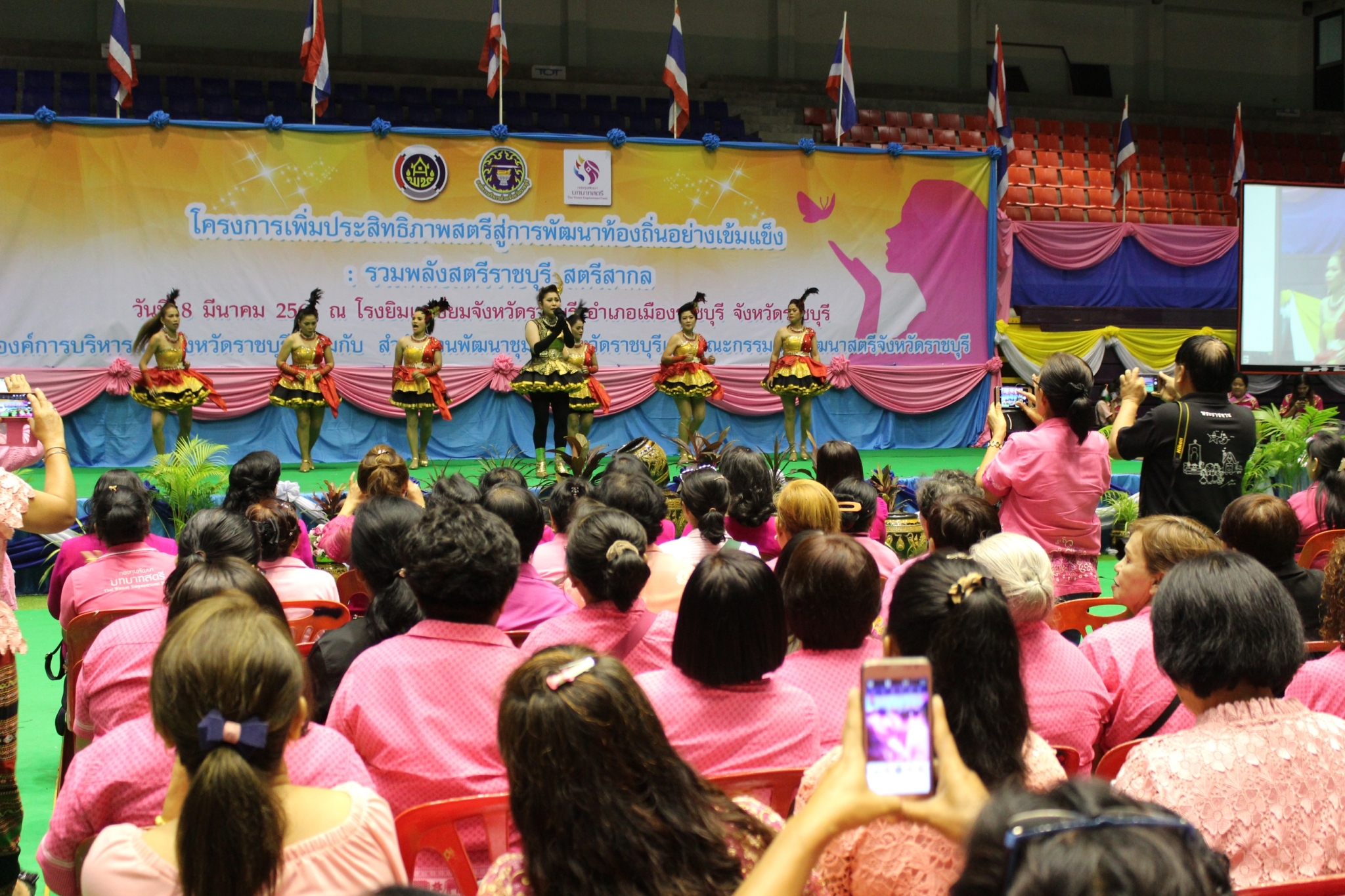 วันที่ 8 มีนาคม 2561 จังหวัดราชบุรี”เพิ่มประสิทธิภาพสตรีสู่การพัฒนาท้องถิ่นอย่างเข้มแข็ง”