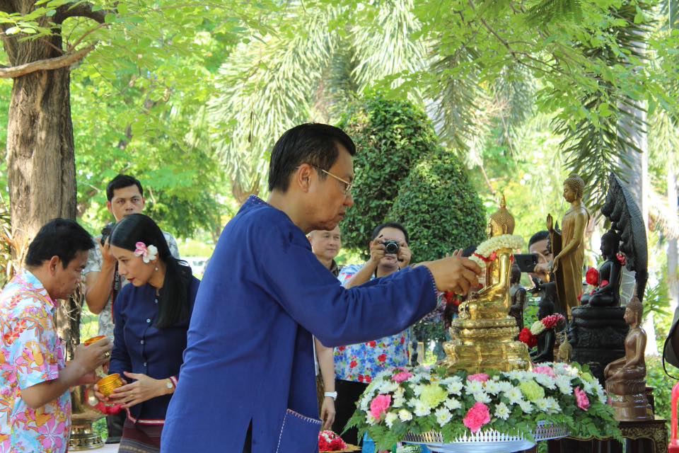 ราชบุรี”จัดกิจกรรมรดน้ำขอพร วันสงกรานต์สืบสานประเพณีไทย”