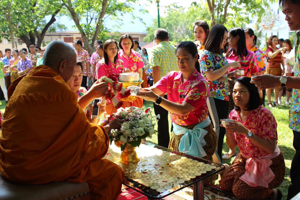 ราชบุรี”จัดกิจกรรมรดน้ำขอพร วันสงกรานต์สืบสานประเพณีไทย”