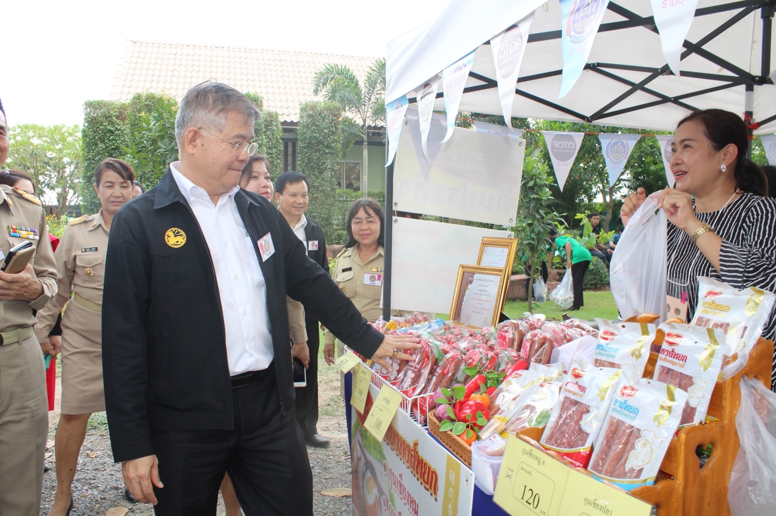 วันที่ 23 พฤษภาคม 2561 เวลา 11.00 น. ณ ศูนย์ศึกษาวิธีการฟื้นฟูดินเสื่อมโทรมเขาชะงุ้มอันเนื่องมาจากพระราชดำริ ตำบลเขาชะงุ้ม อำเภอโพธาราม จังหวัดราชบุรี นายอภิชาติ โตดิลกเวชช์  อธิบดีกรมการพัฒนาชุมชน พร้อมด้วย         นายโชคชัย แก้วป่อง รองอธิบดีกรมฯ ได้เยี่ยมให้กำลังใจ พบปะผู้ผลิต ผู้ประกอบการ OTOP ซึ่งสำนักงานพัฒนาชุมชนจังหวัดราชบุรีร่วมกับผู้ผลิต ผู้ประกอบการ OTOP  นำมาจัดแสดงและจำหน่ายในบริเวณงานประชารัฐร่วมใจ ปลูกต้นไม้ให้แผ่นดิน ปี 2561 จำนวน 10 บูธ     ในโอกาสนี้ นายสุทธิรักษ์ หงสะมัต พัฒนาการจังหวัดราชบุรี หัวหน้ากลุ่ม/ฝ่ายฯ พัฒนาการอำเภอ เจ้าหน้าที่พัฒนาชุมชน ร่วมเยี่ยมชมและให้กำลังใจ