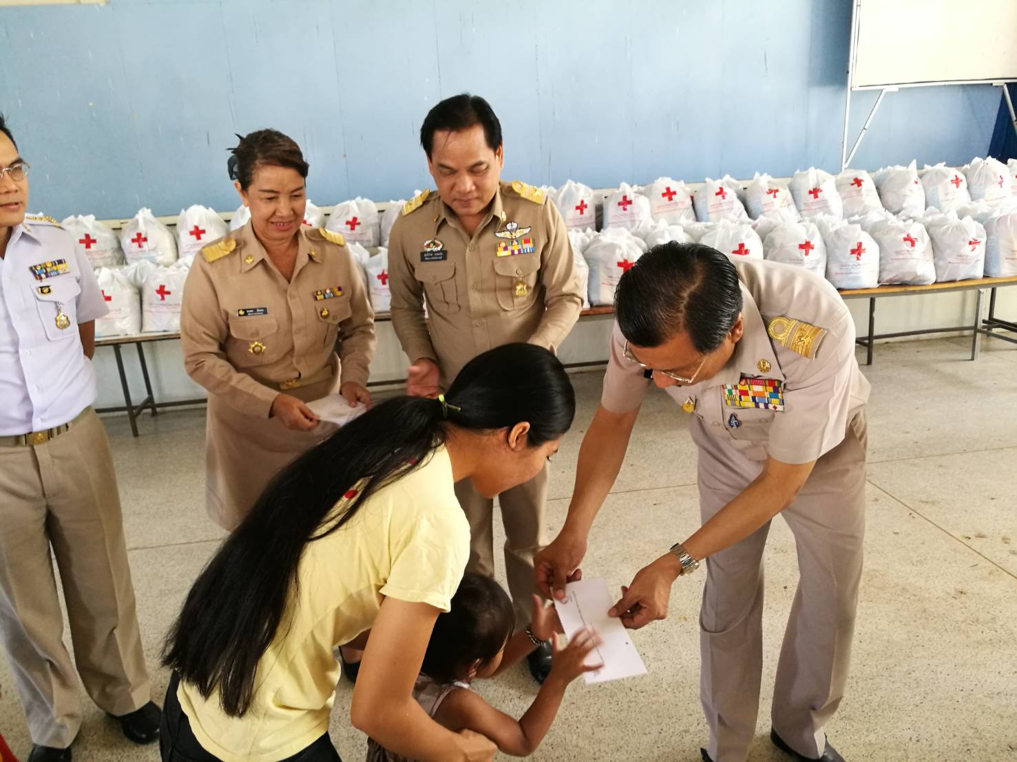 ราชบุรี “ผู้ว่าราชการจังหวัดราชบุรีมอบเงินกองทุนพัฒนาเด็กชนบท ที่อำเภอสวนผึ้ง”