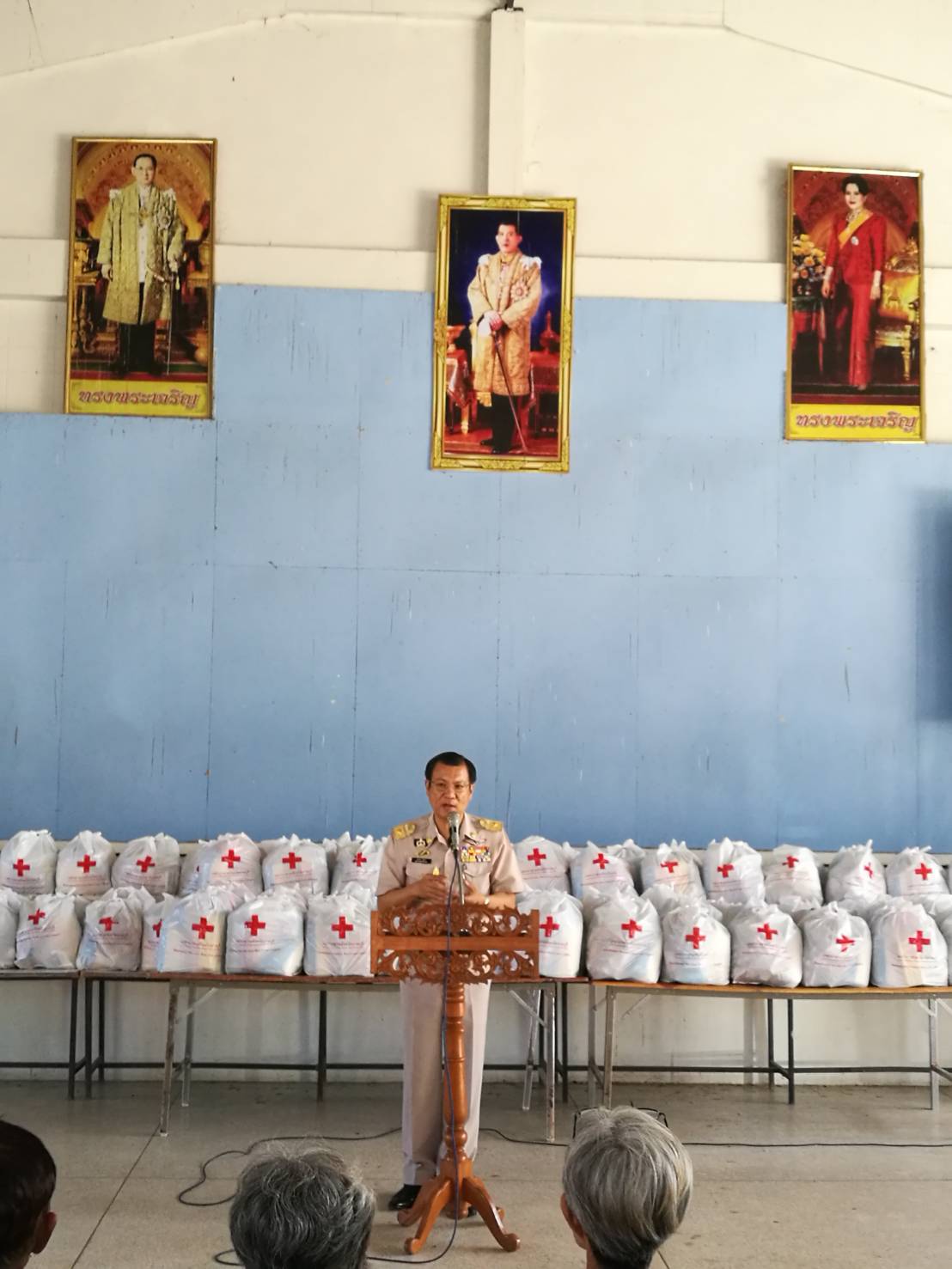 ราชบุรี “ผู้ว่าราชการจังหวัดราชบุรีมอบเงินกองทุนพัฒนาเด็กชนบท ที่อำเภอสวนผึ้ง”