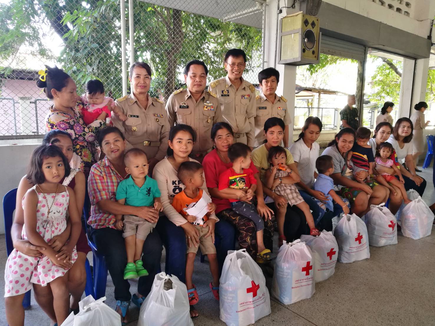 ราชบุรี “ผู้ว่าราชการจังหวัดราชบุรีมอบเงินกองทุนพัฒนาเด็กชนบท ที่อำเภอสวนผึ้ง”