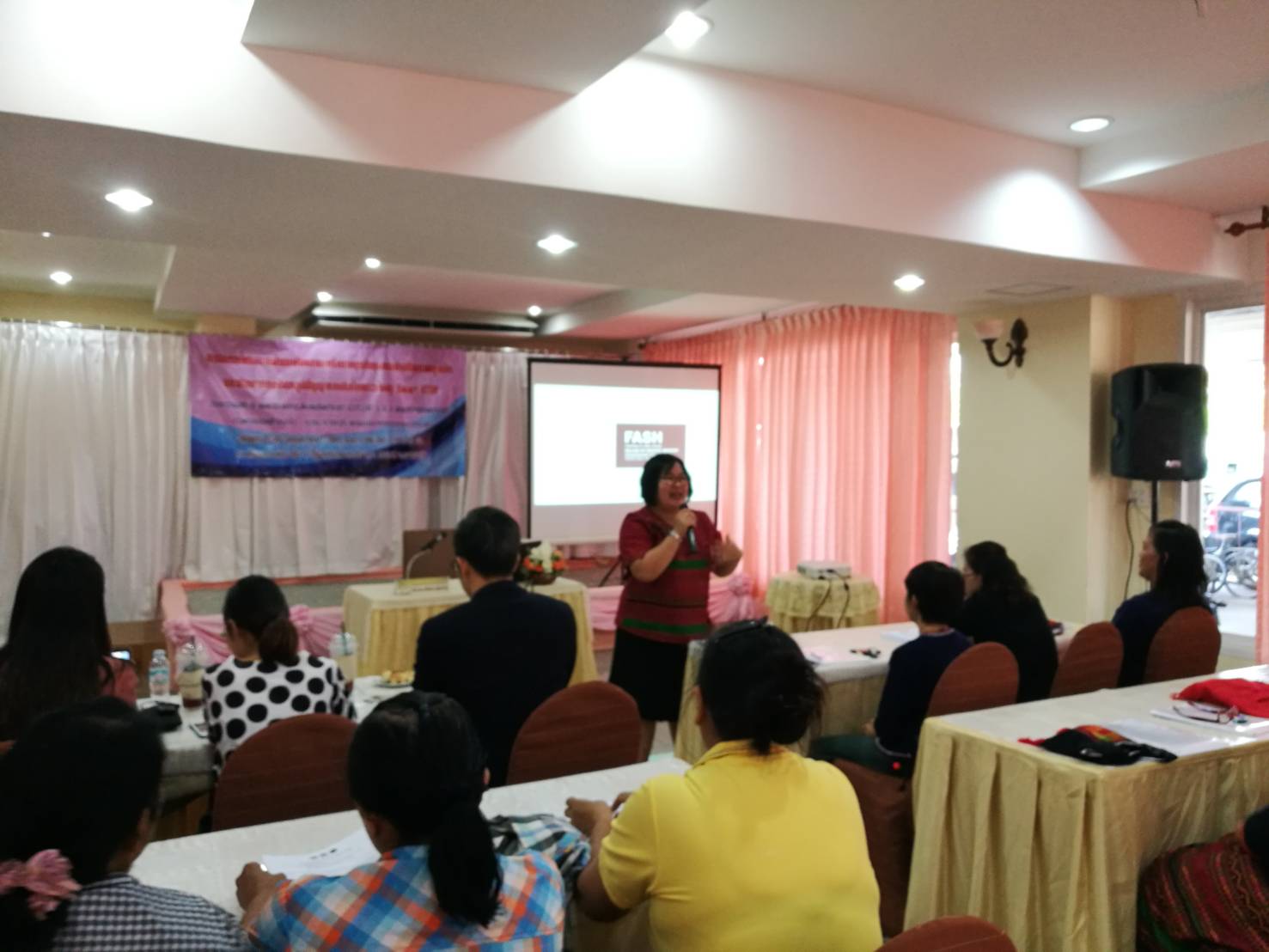 ราชบุรี จัดอบรม “พัฒนาศักยภาพเครือข่ายธุรกิจชุมชนเพิ่มศักยภาพผู้ผลิตและพัฒนาผลิตภัณฑ์ภูมิปัญญาท้องถิ่นก้าวไกลสู่ Smart OTOP”