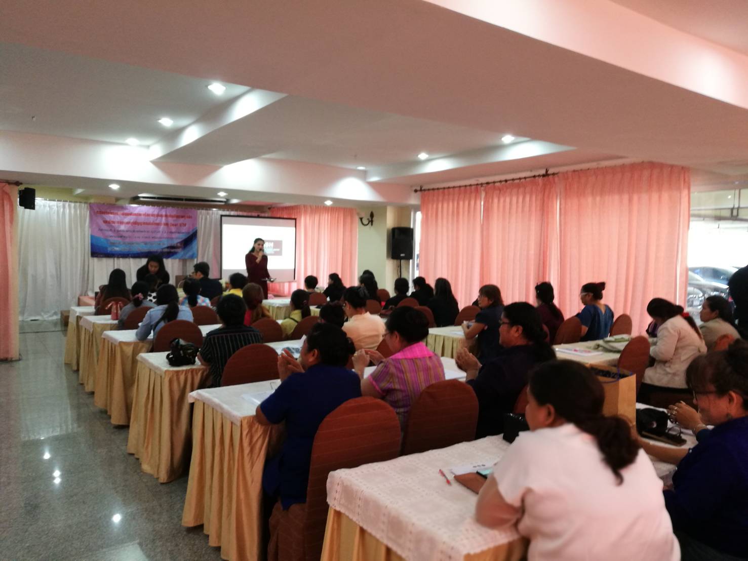 ราชบุรี จัดอบรม “พัฒนาศักยภาพเครือข่ายธุรกิจชุมชนเพิ่มศักยภาพผู้ผลิตและพัฒนาผลิตภัณฑ์ภูมิปัญญาท้องถิ่นก้าวไกลสู่ Smart OTOP”