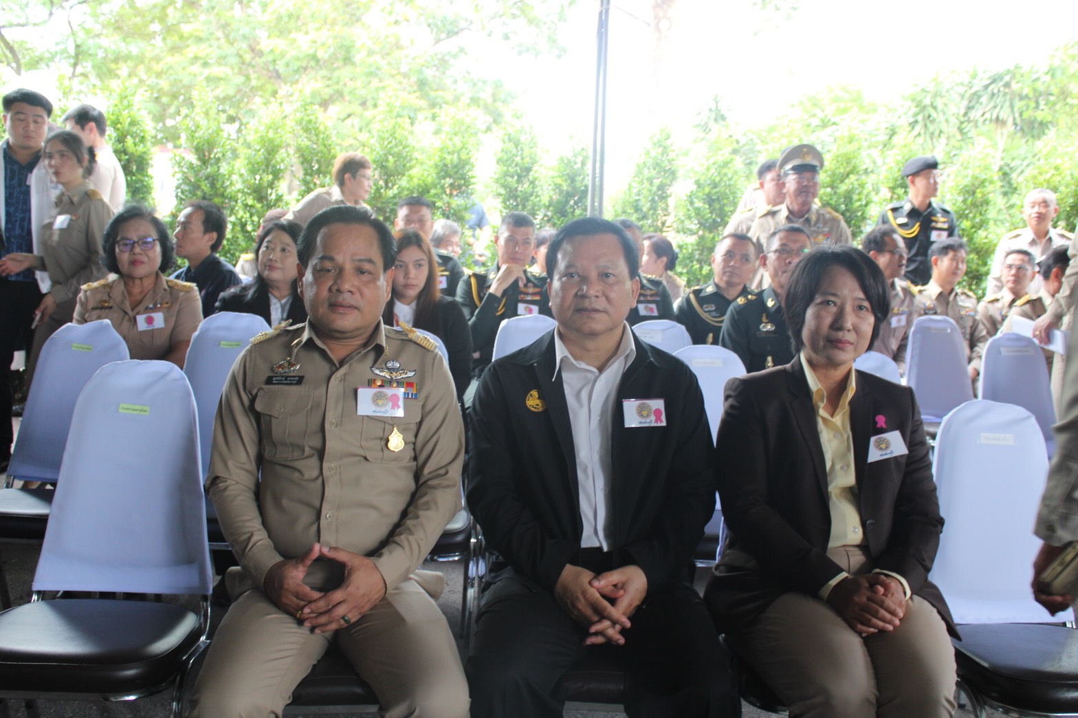 อธิบดีร่วมให้การต้อนรับ ’นายกรัฐมนตรี’ ลงพื้นที่ “เมืองโอ่งมังกร” เป็นประธานโครงการประชารัฐร่วมใจ ปลูกต้นไม้ให้แผ่นดิน