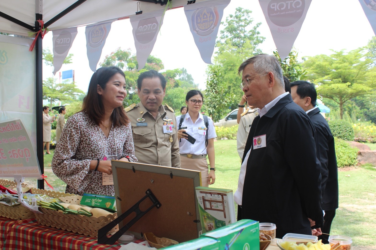 วันที่ 23 พฤษภาคม 2561 เวลา 11.00 น. ณ ศูนย์ศึกษาวิธีการฟื้นฟูดินเสื่อมโทรมเขาชะงุ้มอันเนื่องมาจากพระราชดำริ ตำบลเขาชะงุ้ม อำเภอโพธาราม จังหวัดราชบุรี นายอภิชาติ โตดิลกเวชช์  อธิบดีกรมการพัฒนาชุมชน พร้อมด้วย         นายโชคชัย แก้วป่อง รองอธิบดีกรมฯ ได้เยี่ยมให้กำลังใจ พบปะผู้ผลิต ผู้ประกอบการ OTOP ซึ่งสำนักงานพัฒนาชุมชนจังหวัดราชบุรีร่วมกับผู้ผลิต ผู้ประกอบการ OTOP  นำมาจัดแสดงและจำหน่ายในบริเวณงานประชารัฐร่วมใจ ปลูกต้นไม้ให้แผ่นดิน ปี 2561 จำนวน 10 บูธ     ในโอกาสนี้ นายสุทธิรักษ์ หงสะมัต พัฒนาการจังหวัดราชบุรี หัวหน้ากลุ่ม/ฝ่ายฯ พัฒนาการอำเภอ เจ้าหน้าที่พัฒนาชุมชน ร่วมเยี่ยมชมและให้กำลังใจ