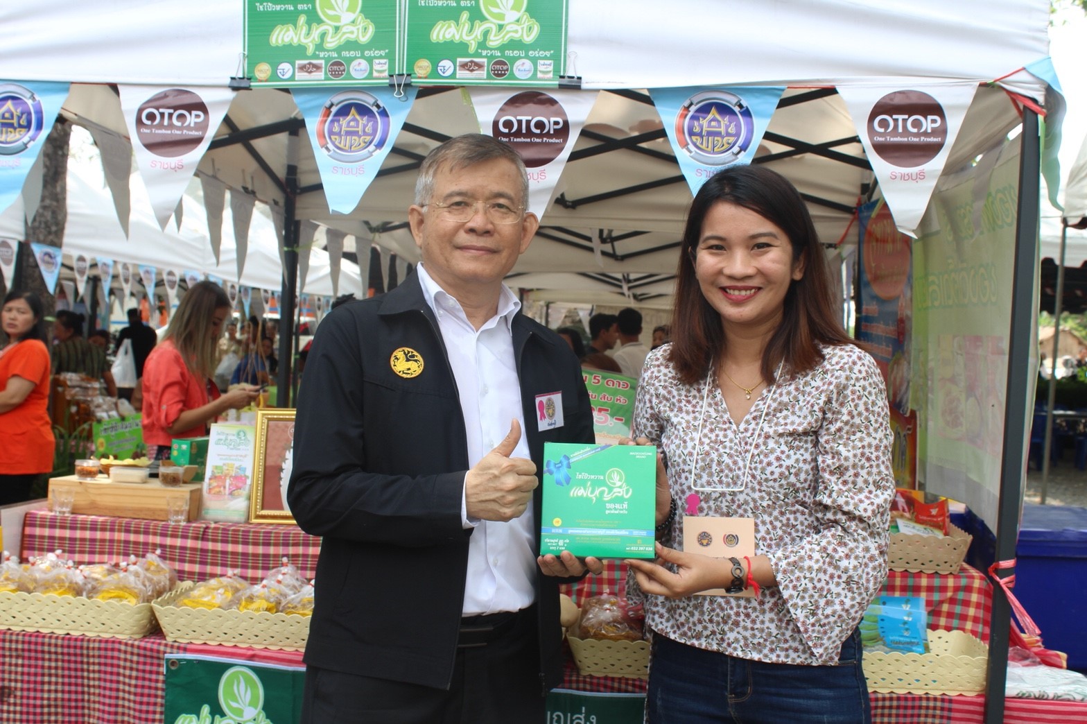 วันที่ 23 พฤษภาคม 2561 เวลา 11.00 น. ณ ศูนย์ศึกษาวิธีการฟื้นฟูดินเสื่อมโทรมเขาชะงุ้มอันเนื่องมาจากพระราชดำริ ตำบลเขาชะงุ้ม อำเภอโพธาราม จังหวัดราชบุรี นายอภิชาติ โตดิลกเวชช์  อธิบดีกรมการพัฒนาชุมชน พร้อมด้วย         นายโชคชัย แก้วป่อง รองอธิบดีกรมฯ ได้เยี่ยมให้กำลังใจ พบปะผู้ผลิต ผู้ประกอบการ OTOP ซึ่งสำนักงานพัฒนาชุมชนจังหวัดราชบุรีร่วมกับผู้ผลิต ผู้ประกอบการ OTOP  นำมาจัดแสดงและจำหน่ายในบริเวณงานประชารัฐร่วมใจ ปลูกต้นไม้ให้แผ่นดิน ปี 2561 จำนวน 10 บูธ     ในโอกาสนี้ นายสุทธิรักษ์ หงสะมัต พัฒนาการจังหวัดราชบุรี หัวหน้ากลุ่ม/ฝ่ายฯ พัฒนาการอำเภอ เจ้าหน้าที่พัฒนาชุมชน ร่วมเยี่ยมชมและให้กำลังใจ