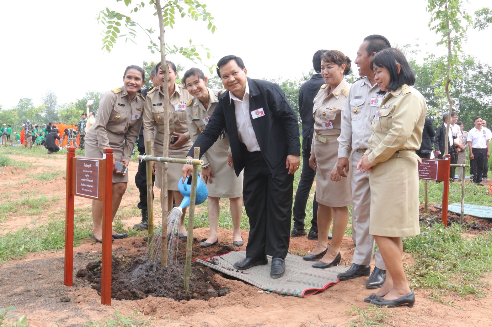 อธิบดีร่วมให้การต้อนรับ ’นายกรัฐมนตรี’ ลงพื้นที่ “เมืองโอ่งมังกร” เป็นประธานโครงการประชารัฐร่วมใจ ปลูกต้นไม้ให้แผ่นดิน