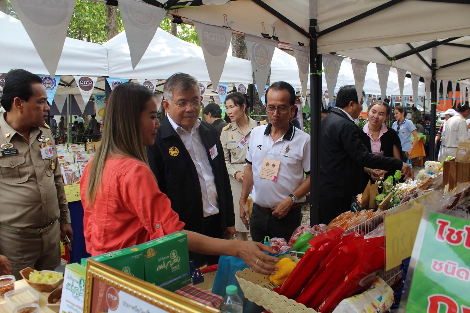 วันที่ 23 พฤษภาคม 2561 เวลา 11.00 น. ณ ศูนย์ศึกษาวิธีการฟื้นฟูดินเสื่อมโทรมเขาชะงุ้มอันเนื่องมาจากพระราชดำริ ตำบลเขาชะงุ้ม อำเภอโพธาราม จังหวัดราชบุรี นายอภิชาติ โตดิลกเวชช์  อธิบดีกรมการพัฒนาชุมชน พร้อมด้วย         นายโชคชัย แก้วป่อง รองอธิบดีกรมฯ ได้เยี่ยมให้กำลังใจ พบปะผู้ผลิต ผู้ประกอบการ OTOP ซึ่งสำนักงานพัฒนาชุมชนจังหวัดราชบุรีร่วมกับผู้ผลิต ผู้ประกอบการ OTOP  นำมาจัดแสดงและจำหน่ายในบริเวณงานประชารัฐร่วมใจ ปลูกต้นไม้ให้แผ่นดิน ปี 2561 จำนวน 10 บูธ     ในโอกาสนี้ นายสุทธิรักษ์ หงสะมัต พัฒนาการจังหวัดราชบุรี หัวหน้ากลุ่ม/ฝ่ายฯ พัฒนาการอำเภอ เจ้าหน้าที่พัฒนาชุมชน ร่วมเยี่ยมชมและให้กำลังใจ