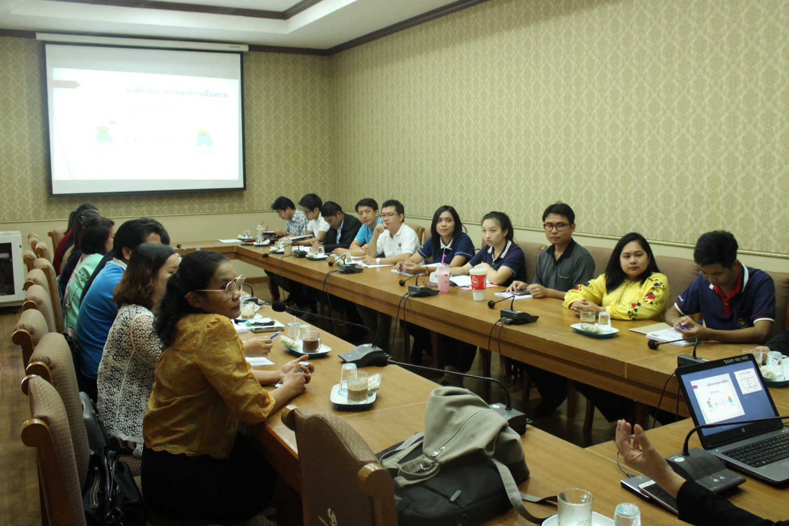 ราชบุรี “อบรมเสริมสร้างภาพลักษณ์หน่วยงานด้านการประชาสัมพันธ์เชิงกลยุทธ์ ”  วันที่ 25 พฤษภาคม 2561  จังหวัดราชบุรี อบรมเสริมสร้างภาพลักษณ์หน่วยงานด้านการประชาสัมพันธ์เชิงกลยุทธ์ แก่เจ้าหน้าที่พัฒนาชุมชนอำเภอ ๆละ 2 คน และนักวิชาการพัฒนากลุ่มชนจังหวัด 3 กลุ่มงาน  รวม 24 คน โดยได้รับเกียรติจาก ผู้ช่วยศาสตราจารย์สุนิสา โพธิ์พรม อาจารย์คณะวิทยาการจัดการ มหาวิทยาลัยราชภัฎหมู่บ้านจอมบึง บรรยายในหัวข้อ บรรยายหัวข้อ การเสริมสร้างภาพลักษณ์หน่วยงานด้านการประชาสัมพันธ์ผ่านสื่อ