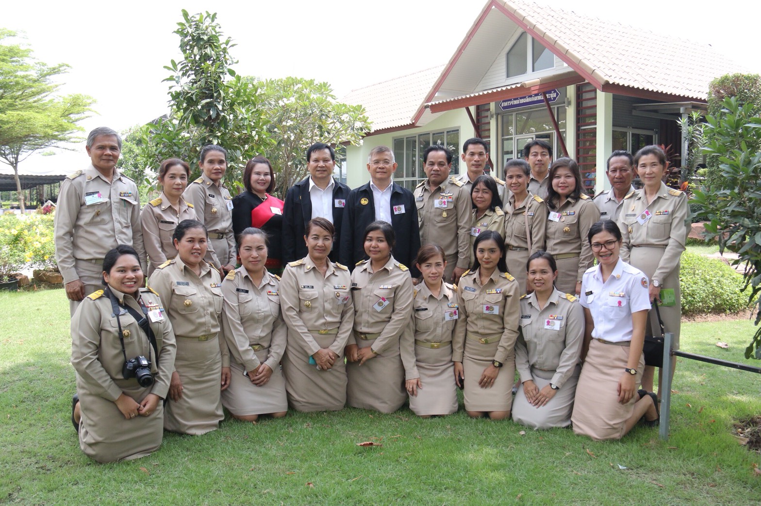 อธิบดีร่วมให้การต้อนรับ ’นายกรัฐมนตรี’ ลงพื้นที่ “เมืองโอ่งมังกร” เป็นประธานโครงการประชารัฐร่วมใจ ปลูกต้นไม้ให้แผ่นดิน