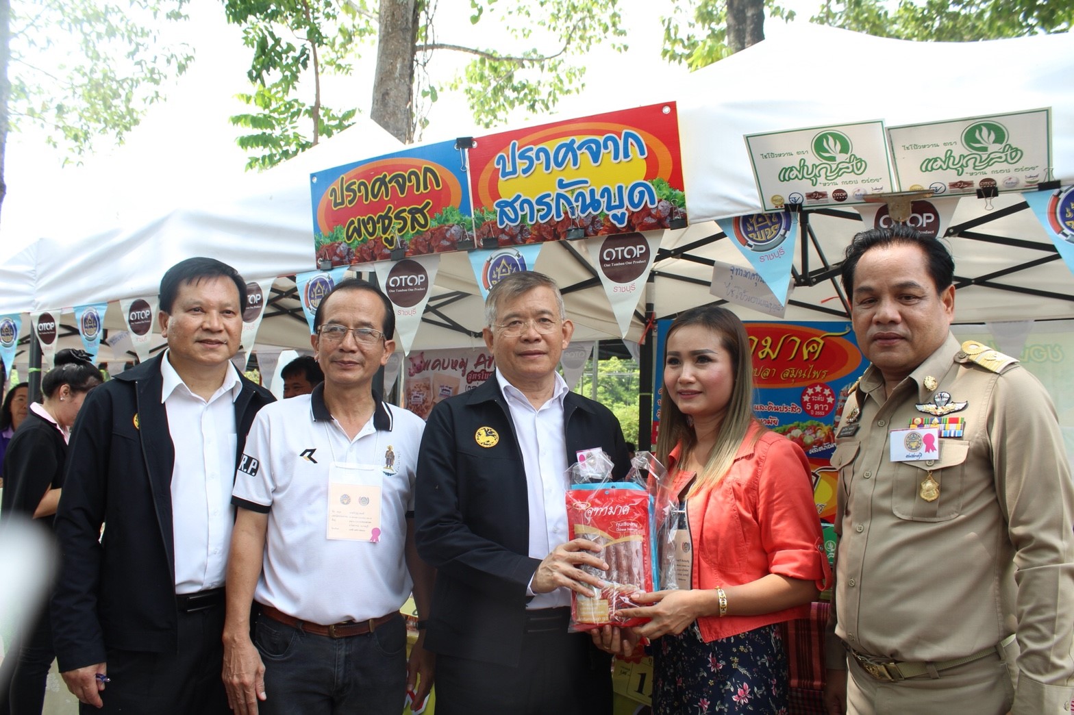 วันที่ 23 พฤษภาคม 2561 เวลา 11.00 น. ณ ศูนย์ศึกษาวิธีการฟื้นฟูดินเสื่อมโทรมเขาชะงุ้มอันเนื่องมาจากพระราชดำริ ตำบลเขาชะงุ้ม อำเภอโพธาราม จังหวัดราชบุรี นายอภิชาติ โตดิลกเวชช์  อธิบดีกรมการพัฒนาชุมชน พร้อมด้วย         นายโชคชัย แก้วป่อง รองอธิบดีกรมฯ ได้เยี่ยมให้กำลังใจ พบปะผู้ผลิต ผู้ประกอบการ OTOP ซึ่งสำนักงานพัฒนาชุมชนจังหวัดราชบุรีร่วมกับผู้ผลิต ผู้ประกอบการ OTOP  นำมาจัดแสดงและจำหน่ายในบริเวณงานประชารัฐร่วมใจ ปลูกต้นไม้ให้แผ่นดิน ปี 2561 จำนวน 10 บูธ     ในโอกาสนี้ นายสุทธิรักษ์ หงสะมัต พัฒนาการจังหวัดราชบุรี หัวหน้ากลุ่ม/ฝ่ายฯ พัฒนาการอำเภอ เจ้าหน้าที่พัฒนาชุมชน ร่วมเยี่ยมชมและให้กำลังใจ