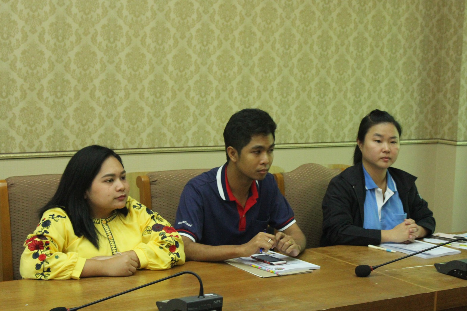 ราชบุรี “อบรมเสริมสร้างภาพลักษณ์หน่วยงานด้านการประชาสัมพันธ์เชิงกลยุทธ์ ”  วันที่ 25 พฤษภาคม 2561  จังหวัดราชบุรี อบรมเสริมสร้างภาพลักษณ์หน่วยงานด้านการประชาสัมพันธ์เชิงกลยุทธ์ แก่เจ้าหน้าที่พัฒนาชุมชนอำเภอ ๆละ 2 คน และนักวิชาการพัฒนากลุ่มชนจังหวัด 3 กลุ่มงาน  รวม 24 คน โดยได้รับเกียรติจาก ผู้ช่วยศาสตราจารย์สุนิสา โพธิ์พรม อาจารย์คณะวิทยาการจัดการ มหาวิทยาลัยราชภัฎหมู่บ้านจอมบึง บรรยายในหัวข้อ บรรยายหัวข้อ การเสริมสร้างภาพลักษณ์หน่วยงานด้านการประชาสัมพันธ์ผ่านสื่อ