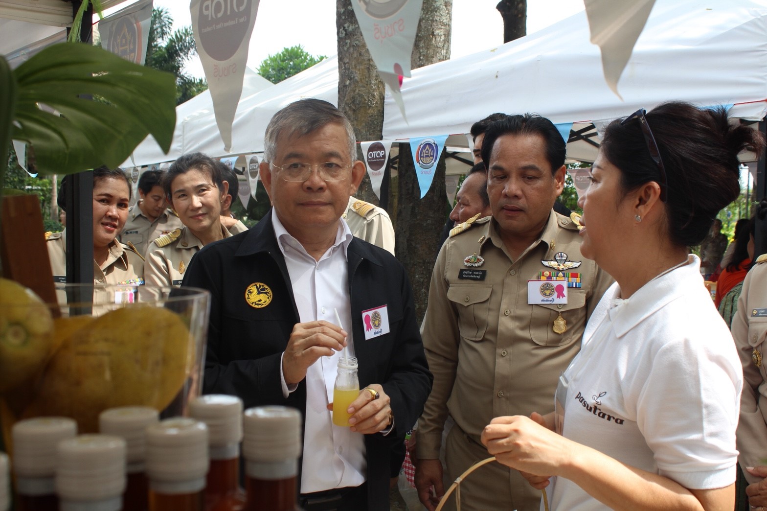 วันที่ 23 พฤษภาคม 2561 เวลา 11.00 น. ณ ศูนย์ศึกษาวิธีการฟื้นฟูดินเสื่อมโทรมเขาชะงุ้มอันเนื่องมาจากพระราชดำริ ตำบลเขาชะงุ้ม อำเภอโพธาราม จังหวัดราชบุรี นายอภิชาติ โตดิลกเวชช์  อธิบดีกรมการพัฒนาชุมชน พร้อมด้วย         นายโชคชัย แก้วป่อง รองอธิบดีกรมฯ ได้เยี่ยมให้กำลังใจ พบปะผู้ผลิต ผู้ประกอบการ OTOP ซึ่งสำนักงานพัฒนาชุมชนจังหวัดราชบุรีร่วมกับผู้ผลิต ผู้ประกอบการ OTOP  นำมาจัดแสดงและจำหน่ายในบริเวณงานประชารัฐร่วมใจ ปลูกต้นไม้ให้แผ่นดิน ปี 2561 จำนวน 10 บูธ     ในโอกาสนี้ นายสุทธิรักษ์ หงสะมัต พัฒนาการจังหวัดราชบุรี หัวหน้ากลุ่ม/ฝ่ายฯ พัฒนาการอำเภอ เจ้าหน้าที่พัฒนาชุมชน ร่วมเยี่ยมชมและให้กำลังใจ