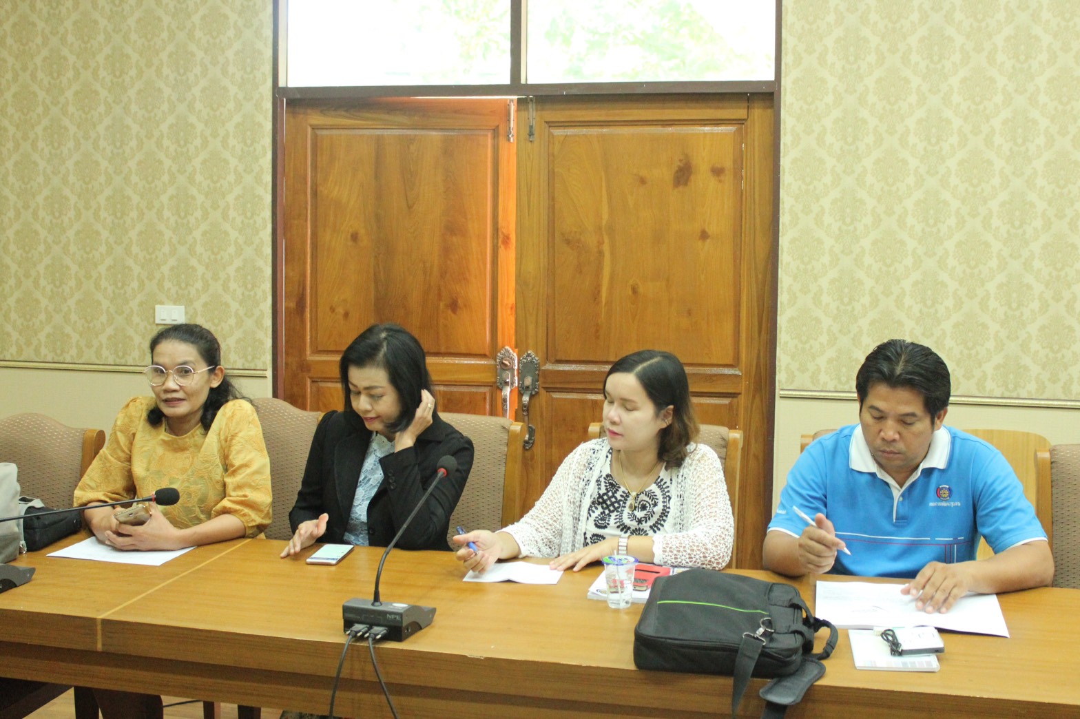 ราชบุรี “อบรมเสริมสร้างภาพลักษณ์หน่วยงานด้านการประชาสัมพันธ์เชิงกลยุทธ์ ”  วันที่ 25 พฤษภาคม 2561  จังหวัดราชบุรี อบรมเสริมสร้างภาพลักษณ์หน่วยงานด้านการประชาสัมพันธ์เชิงกลยุทธ์ แก่เจ้าหน้าที่พัฒนาชุมชนอำเภอ ๆละ 2 คน และนักวิชาการพัฒนากลุ่มชนจังหวัด 3 กลุ่มงาน  รวม 24 คน โดยได้รับเกียรติจาก ผู้ช่วยศาสตราจารย์สุนิสา โพธิ์พรม อาจารย์คณะวิทยาการจัดการ มหาวิทยาลัยราชภัฎหมู่บ้านจอมบึง บรรยายในหัวข้อ บรรยายหัวข้อ การเสริมสร้างภาพลักษณ์หน่วยงานด้านการประชาสัมพันธ์ผ่านสื่อ