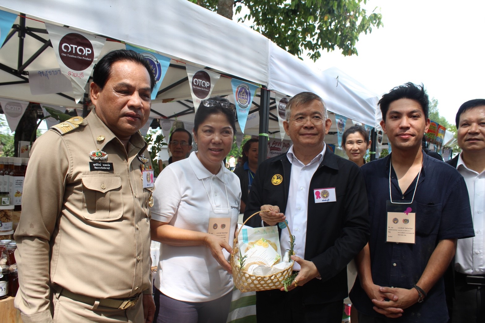 วันที่ 23 พฤษภาคม 2561 เวลา 11.00 น. ณ ศูนย์ศึกษาวิธีการฟื้นฟูดินเสื่อมโทรมเขาชะงุ้มอันเนื่องมาจากพระราชดำริ ตำบลเขาชะงุ้ม อำเภอโพธาราม จังหวัดราชบุรี นายอภิชาติ โตดิลกเวชช์  อธิบดีกรมการพัฒนาชุมชน พร้อมด้วย         นายโชคชัย แก้วป่อง รองอธิบดีกรมฯ ได้เยี่ยมให้กำลังใจ พบปะผู้ผลิต ผู้ประกอบการ OTOP ซึ่งสำนักงานพัฒนาชุมชนจังหวัดราชบุรีร่วมกับผู้ผลิต ผู้ประกอบการ OTOP  นำมาจัดแสดงและจำหน่ายในบริเวณงานประชารัฐร่วมใจ ปลูกต้นไม้ให้แผ่นดิน ปี 2561 จำนวน 10 บูธ     ในโอกาสนี้ นายสุทธิรักษ์ หงสะมัต พัฒนาการจังหวัดราชบุรี หัวหน้ากลุ่ม/ฝ่ายฯ พัฒนาการอำเภอ เจ้าหน้าที่พัฒนาชุมชน ร่วมเยี่ยมชมและให้กำลังใจ