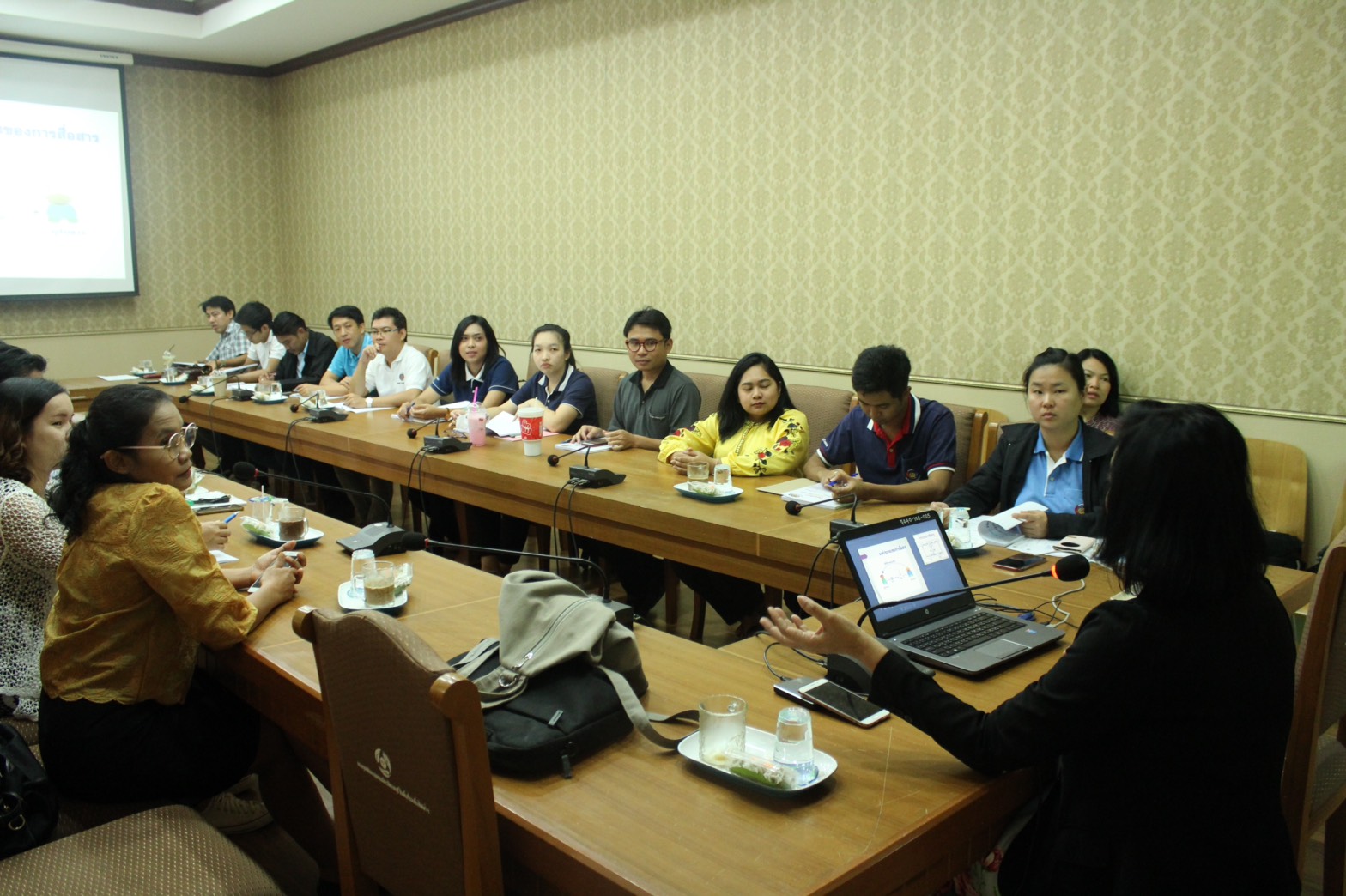 ราชบุรี “อบรมเสริมสร้างภาพลักษณ์หน่วยงานด้านการประชาสัมพันธ์เชิงกลยุทธ์ ”  วันที่ 25 พฤษภาคม 2561  จังหวัดราชบุรี อบรมเสริมสร้างภาพลักษณ์หน่วยงานด้านการประชาสัมพันธ์เชิงกลยุทธ์ แก่เจ้าหน้าที่พัฒนาชุมชนอำเภอ ๆละ 2 คน และนักวิชาการพัฒนากลุ่มชนจังหวัด 3 กลุ่มงาน  รวม 24 คน โดยได้รับเกียรติจาก ผู้ช่วยศาสตราจารย์สุนิสา โพธิ์พรม อาจารย์คณะวิทยาการจัดการ มหาวิทยาลัยราชภัฎหมู่บ้านจอมบึง บรรยายในหัวข้อ บรรยายหัวข้อ การเสริมสร้างภาพลักษณ์หน่วยงานด้านการประชาสัมพันธ์ผ่านสื่อ