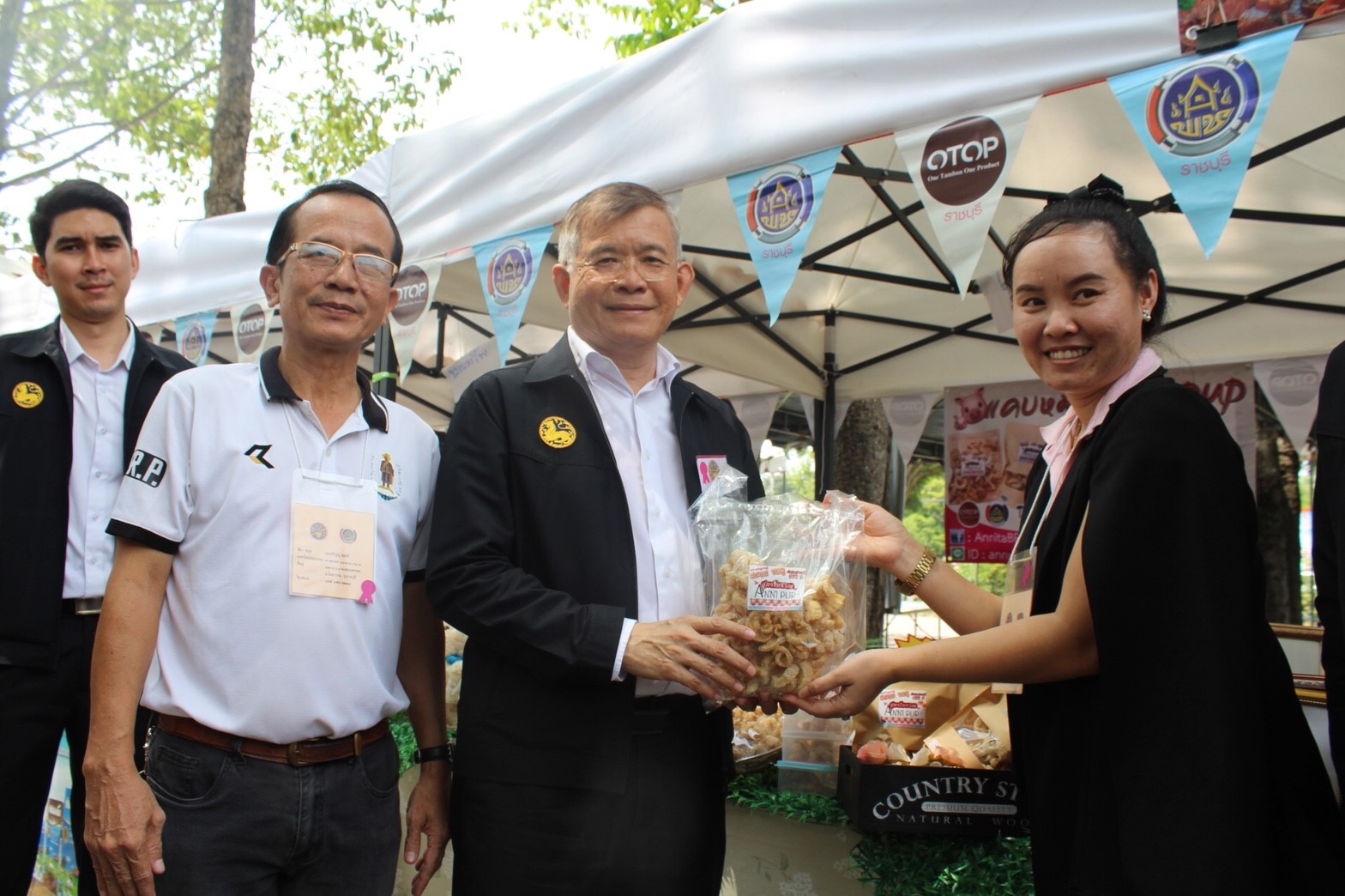 วันที่ 23 พฤษภาคม 2561 เวลา 11.00 น. ณ ศูนย์ศึกษาวิธีการฟื้นฟูดินเสื่อมโทรมเขาชะงุ้มอันเนื่องมาจากพระราชดำริ ตำบลเขาชะงุ้ม อำเภอโพธาราม จังหวัดราชบุรี นายอภิชาติ โตดิลกเวชช์  อธิบดีกรมการพัฒนาชุมชน พร้อมด้วย         นายโชคชัย แก้วป่อง รองอธิบดีกรมฯ ได้เยี่ยมให้กำลังใจ พบปะผู้ผลิต ผู้ประกอบการ OTOP ซึ่งสำนักงานพัฒนาชุมชนจังหวัดราชบุรีร่วมกับผู้ผลิต ผู้ประกอบการ OTOP  นำมาจัดแสดงและจำหน่ายในบริเวณงานประชารัฐร่วมใจ ปลูกต้นไม้ให้แผ่นดิน ปี 2561 จำนวน 10 บูธ     ในโอกาสนี้ นายสุทธิรักษ์ หงสะมัต พัฒนาการจังหวัดราชบุรี หัวหน้ากลุ่ม/ฝ่ายฯ พัฒนาการอำเภอ เจ้าหน้าที่พัฒนาชุมชน ร่วมเยี่ยมชมและให้กำลังใจ