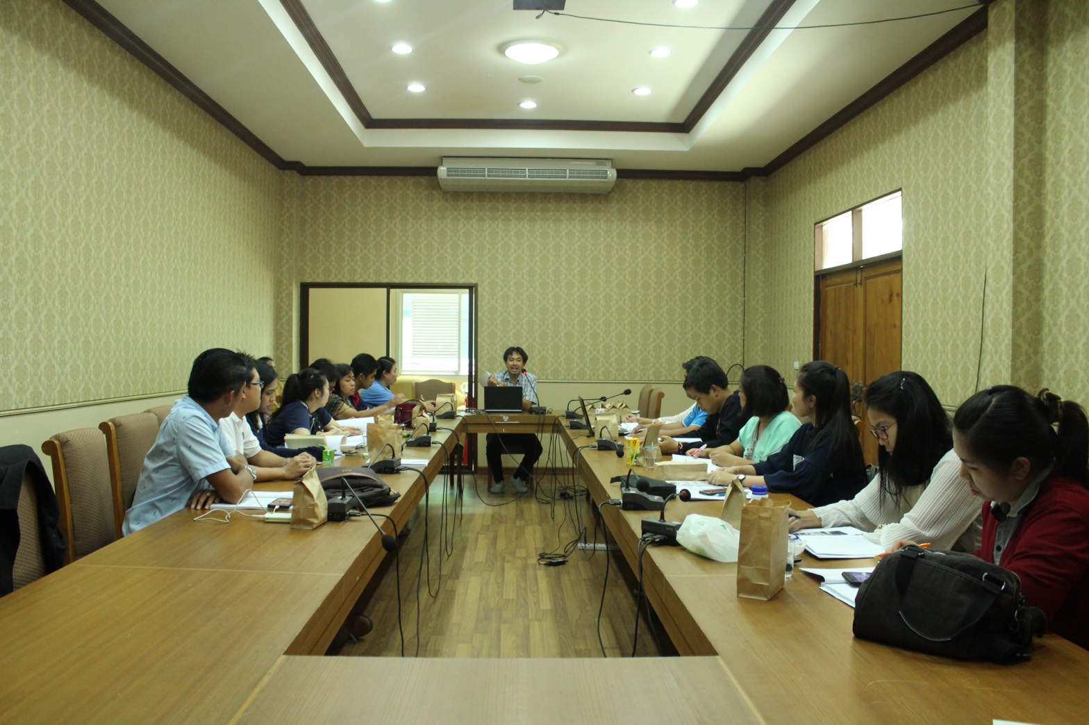 ราชบุรี “อบรมเสริมสร้างภาพลักษณ์หน่วยงานด้านการประชาสัมพันธ์เชิงกลยุทธ์ ”  วันที่ 25 พฤษภาคม 2561  จังหวัดราชบุรี อบรมเสริมสร้างภาพลักษณ์หน่วยงานด้านการประชาสัมพันธ์เชิงกลยุทธ์ แก่เจ้าหน้าที่พัฒนาชุมชนอำเภอ ๆละ 2 คน และนักวิชาการพัฒนากลุ่มชนจังหวัด 3 กลุ่มงาน  รวม 24 คน โดยได้รับเกียรติจาก ผู้ช่วยศาสตราจารย์สุนิสา โพธิ์พรม อาจารย์คณะวิทยาการจัดการ มหาวิทยาลัยราชภัฎหมู่บ้านจอมบึง บรรยายในหัวข้อ บรรยายหัวข้อ การเสริมสร้างภาพลักษณ์หน่วยงานด้านการประชาสัมพันธ์ผ่านสื่อ