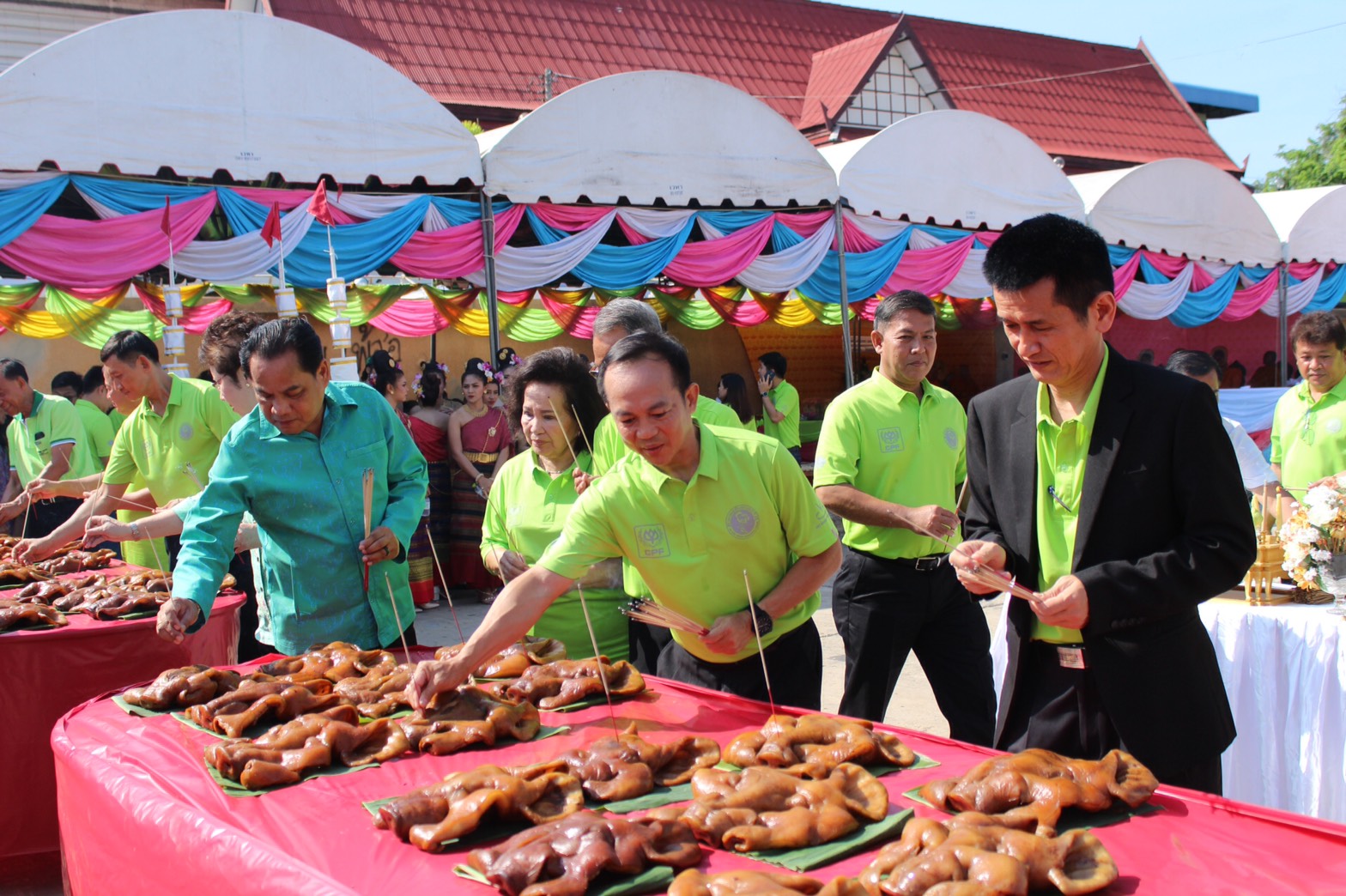 ราชบุรี”พิธีไหว้หัวหมูเสริมศิริมงคลทั่วไทย”