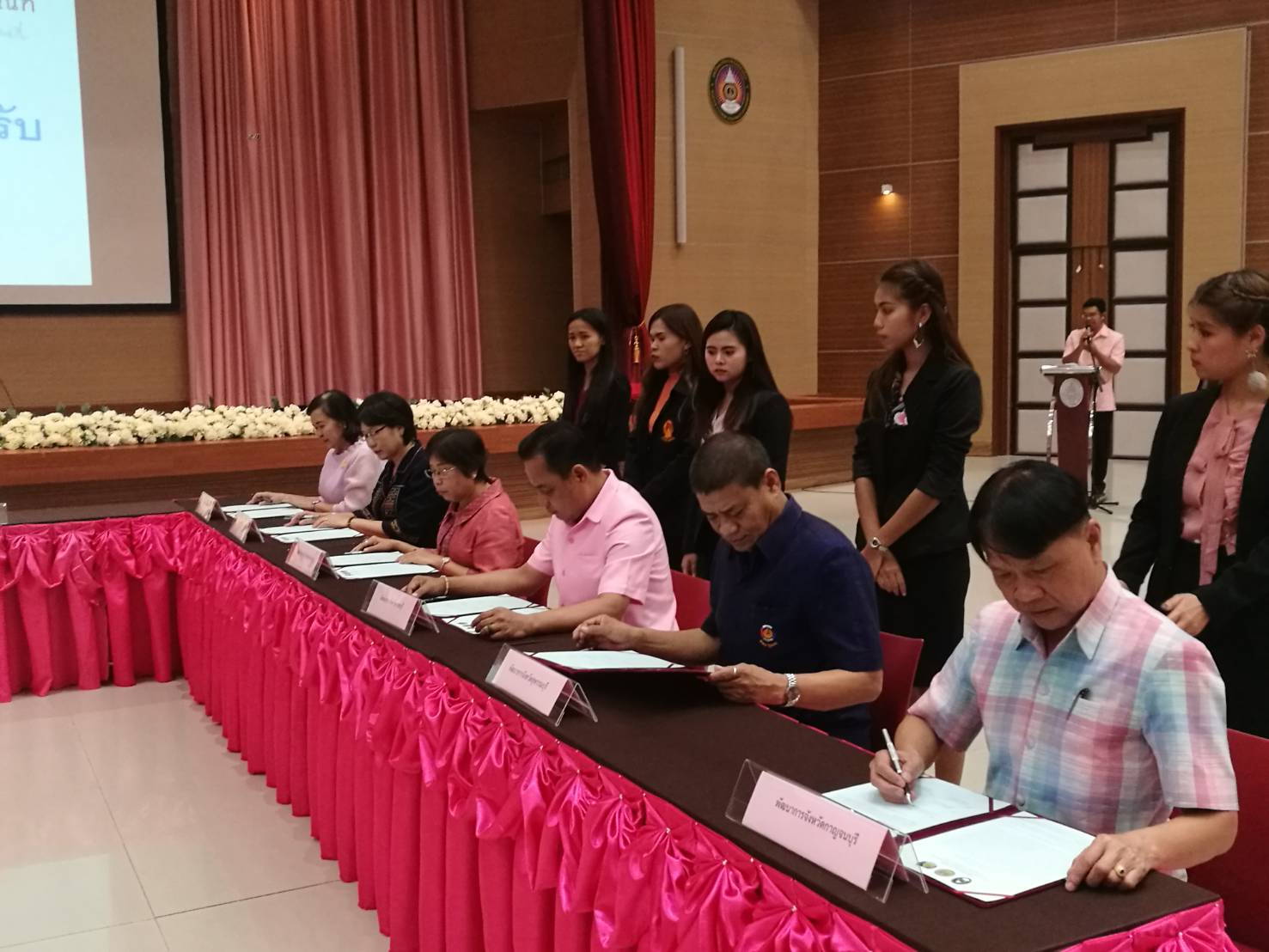 จังหวัดภูมิภาคตะวันตก “ลงนามความร่วมมือ (MOU) การประยุกต์และพัฒนาผลิตภัณฑ์ SMEs และ ผลิตภัณฑ์ OTOP และเศรษฐกิจฐานราก”