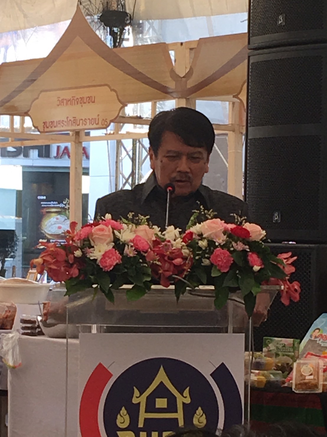 ราชบุรี จัดแสดงและจำหน่ายผลิตภัณฑ์ OTOP และผ้าทอ ไท-ยวน ครั้งที่ 2วันที่  22  มิถุนายน  2561 เวลา  17 .00 น. นายสุทธิรักษ์  หงสะมัต  พัฒนาการจังหวัดราชบุรี  เป็นประธานเปิดงานจัดแสดงและจำหน่ายผลิตภัณฑ์ OTOP และผ้าทอไท-ยวน ครั้งที่  2   เพื่อสร้างรายได้ให้ผู้ผลิต ผู้ประกอบการ OTOP และส่งเสริมการท่องเที่ยวจังหวัดราชบุรี   ณ  ลานกิจกรรมด้านหน้าศูนย์การค้าเซ็นทรัลพลาซา  รัตนาธิเบศร์         ตำบลบางกระสอ  อำเภอเมืองนนทบุรี  จังหวัดนนทบุรี   โดยนายวรนพ  เกิดทวี  ประธานเครือข่าย OTOP จังหวัดราชบุรี ในการนี้มีผู้ประกอบการมีผู้ผลิต ผู้ประกอบการ OTOP  เข้าร่วม 50บูธ