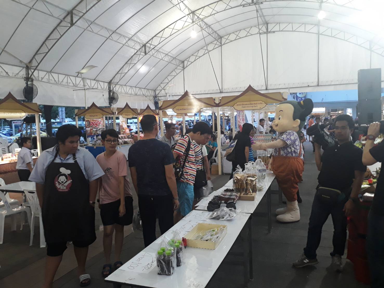 ราชบุรี จัดแสดงและจำหน่ายผลิตภัณฑ์ OTOP และผ้าทอ ไท-ยวน ครั้งที่ 2วันที่  22  มิถุนายน  2561 เวลา  17 .00 น. นายสุทธิรักษ์  หงสะมัต  พัฒนาการจังหวัดราชบุรี  เป็นประธานเปิดงานจัดแสดงและจำหน่ายผลิตภัณฑ์ OTOP และผ้าทอไท-ยวน ครั้งที่  2   เพื่อสร้างรายได้ให้ผู้ผลิต ผู้ประกอบการ OTOP และส่งเสริมการท่องเที่ยวจังหวัดราชบุรี   ณ  ลานกิจกรรมด้านหน้าศูนย์การค้าเซ็นทรัลพลาซา  รัตนาธิเบศร์         ตำบลบางกระสอ  อำเภอเมืองนนทบุรี  จังหวัดนนทบุรี   โดยนายวรนพ  เกิดทวี  ประธานเครือข่าย OTOP จังหวัดราชบุรี ในการนี้มีผู้ประกอบการมีผู้ผลิต ผู้ประกอบการ OTOP  เข้าร่วม 50บูธ