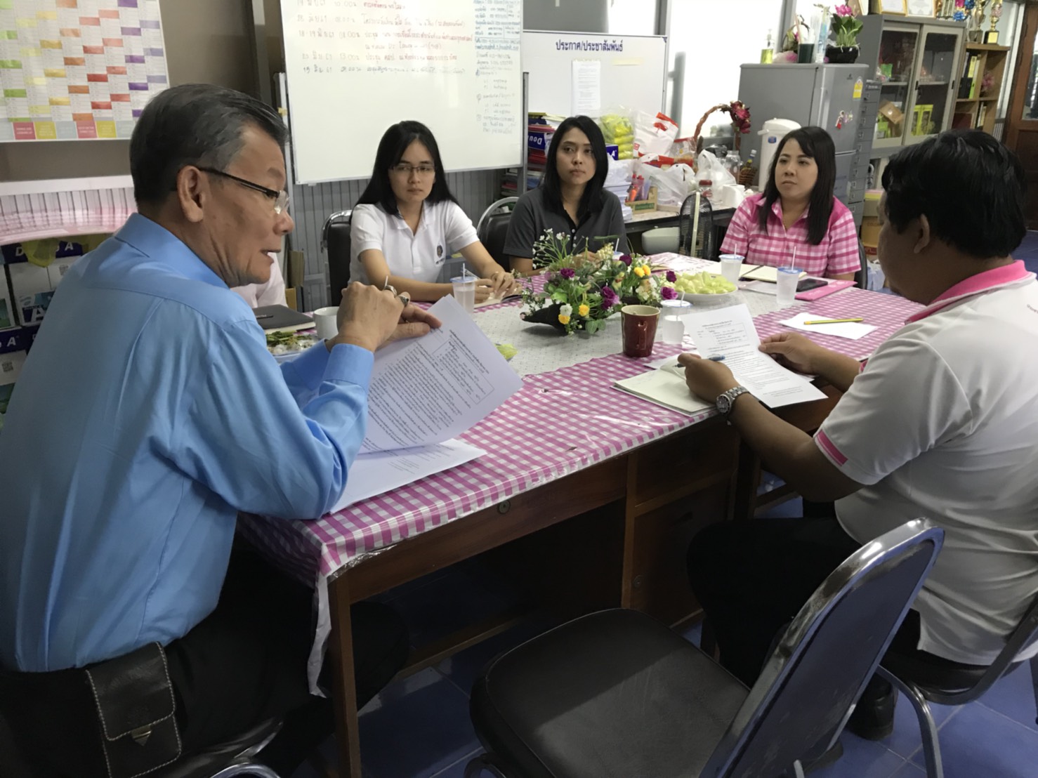 ผู้ตรวจราชการกรมการพัฒนาชุมชน ตรวจติดตามการดำเนินงานสำนักงานพัฒนาชุมชนอำเภอดำเนินสะดวก