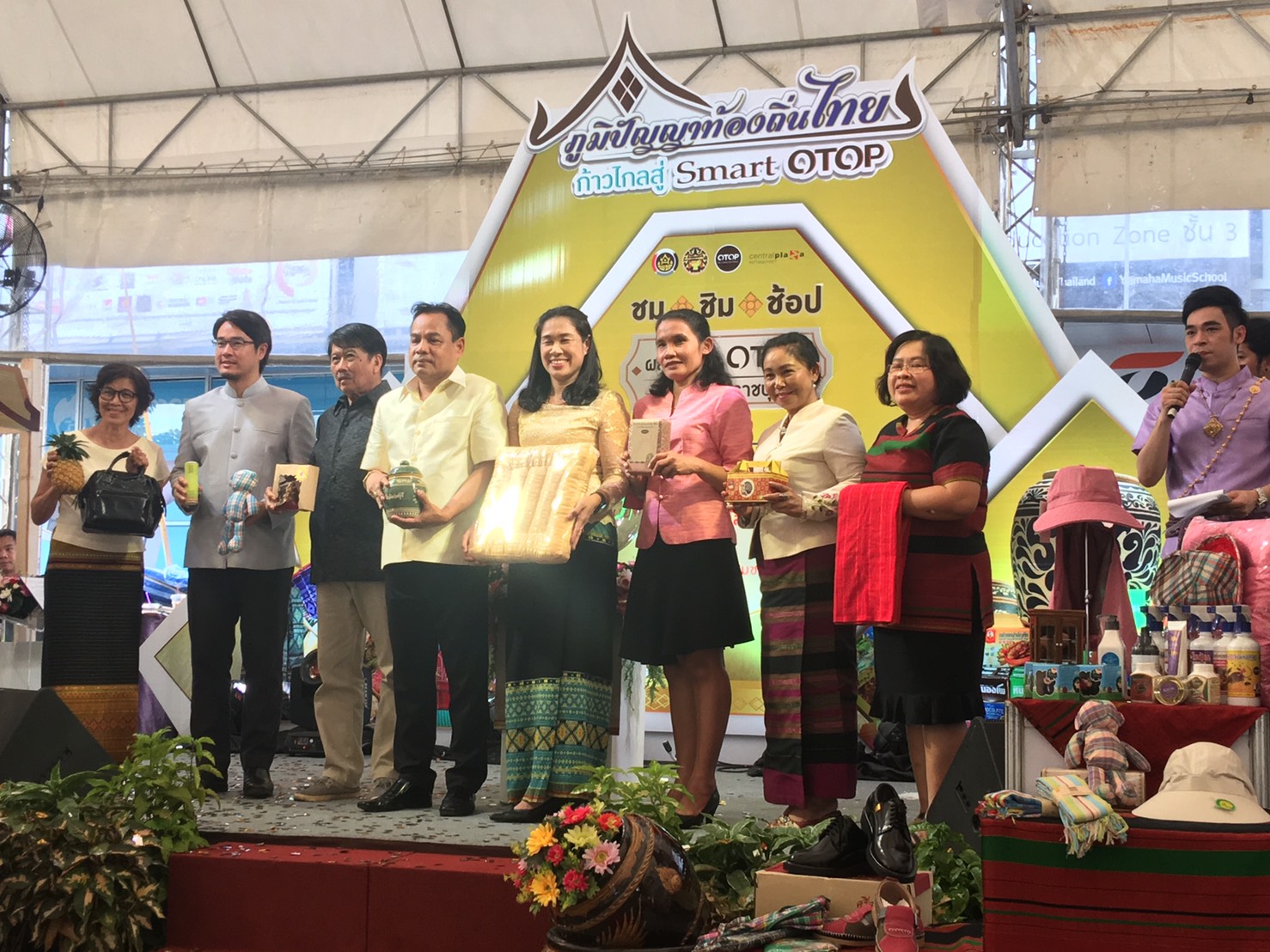 ราชบุรี จัดแสดงและจำหน่ายผลิตภัณฑ์ OTOP และผ้าทอ ไท-ยวน ครั้งที่ 2วันที่  22  มิถุนายน  2561 เวลา  17 .00 น. นายสุทธิรักษ์  หงสะมัต  พัฒนาการจังหวัดราชบุรี  เป็นประธานเปิดงานจัดแสดงและจำหน่ายผลิตภัณฑ์ OTOP และผ้าทอไท-ยวน ครั้งที่  2   เพื่อสร้างรายได้ให้ผู้ผลิต ผู้ประกอบการ OTOP และส่งเสริมการท่องเที่ยวจังหวัดราชบุรี   ณ  ลานกิจกรรมด้านหน้าศูนย์การค้าเซ็นทรัลพลาซา  รัตนาธิเบศร์         ตำบลบางกระสอ  อำเภอเมืองนนทบุรี  จังหวัดนนทบุรี   โดยนายวรนพ  เกิดทวี  ประธานเครือข่าย OTOP จังหวัดราชบุรี ในการนี้มีผู้ประกอบการมีผู้ผลิต ผู้ประกอบการ OTOP  เข้าร่วม 50บูธ