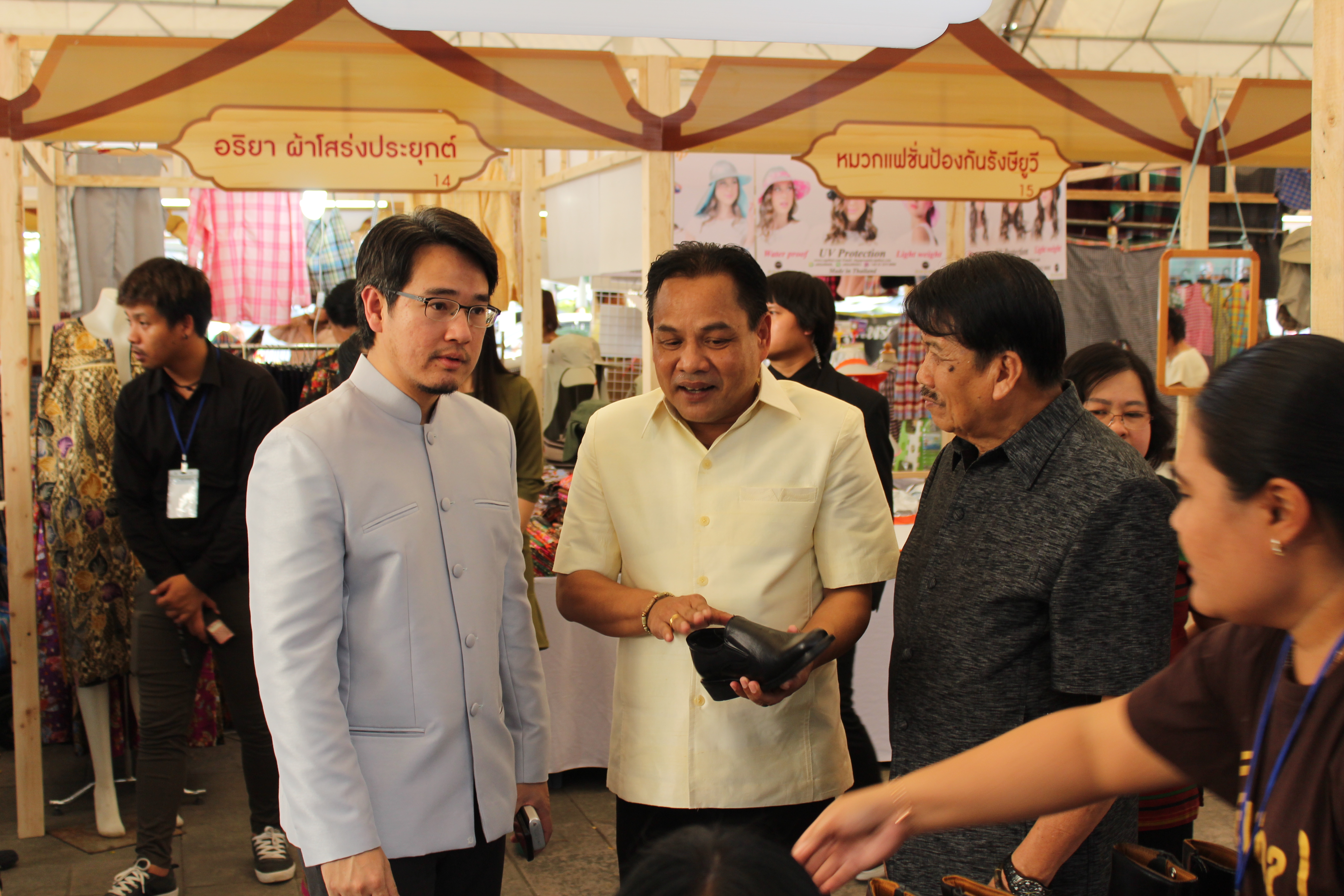 ราชบุรี จัดแสดงและจำหน่ายผลิตภัณฑ์ OTOP และผ้าทอ ไท-ยวน ครั้งที่ 2วันที่  22  มิถุนายน  2561 เวลา  17 .00 น. นายสุทธิรักษ์  หงสะมัต  พัฒนาการจังหวัดราชบุรี  เป็นประธานเปิดงานจัดแสดงและจำหน่ายผลิตภัณฑ์ OTOP และผ้าทอไท-ยวน ครั้งที่  2   เพื่อสร้างรายได้ให้ผู้ผลิต ผู้ประกอบการ OTOP และส่งเสริมการท่องเที่ยวจังหวัดราชบุรี   ณ  ลานกิจกรรมด้านหน้าศูนย์การค้าเซ็นทรัลพลาซา  รัตนาธิเบศร์         ตำบลบางกระสอ  อำเภอเมืองนนทบุรี  จังหวัดนนทบุรี   โดยนายวรนพ  เกิดทวี  ประธานเครือข่าย OTOP จังหวัดราชบุรี ในการนี้มีผู้ประกอบการมีผู้ผลิต ผู้ประกอบการ OTOP  เข้าร่วม 50บูธ