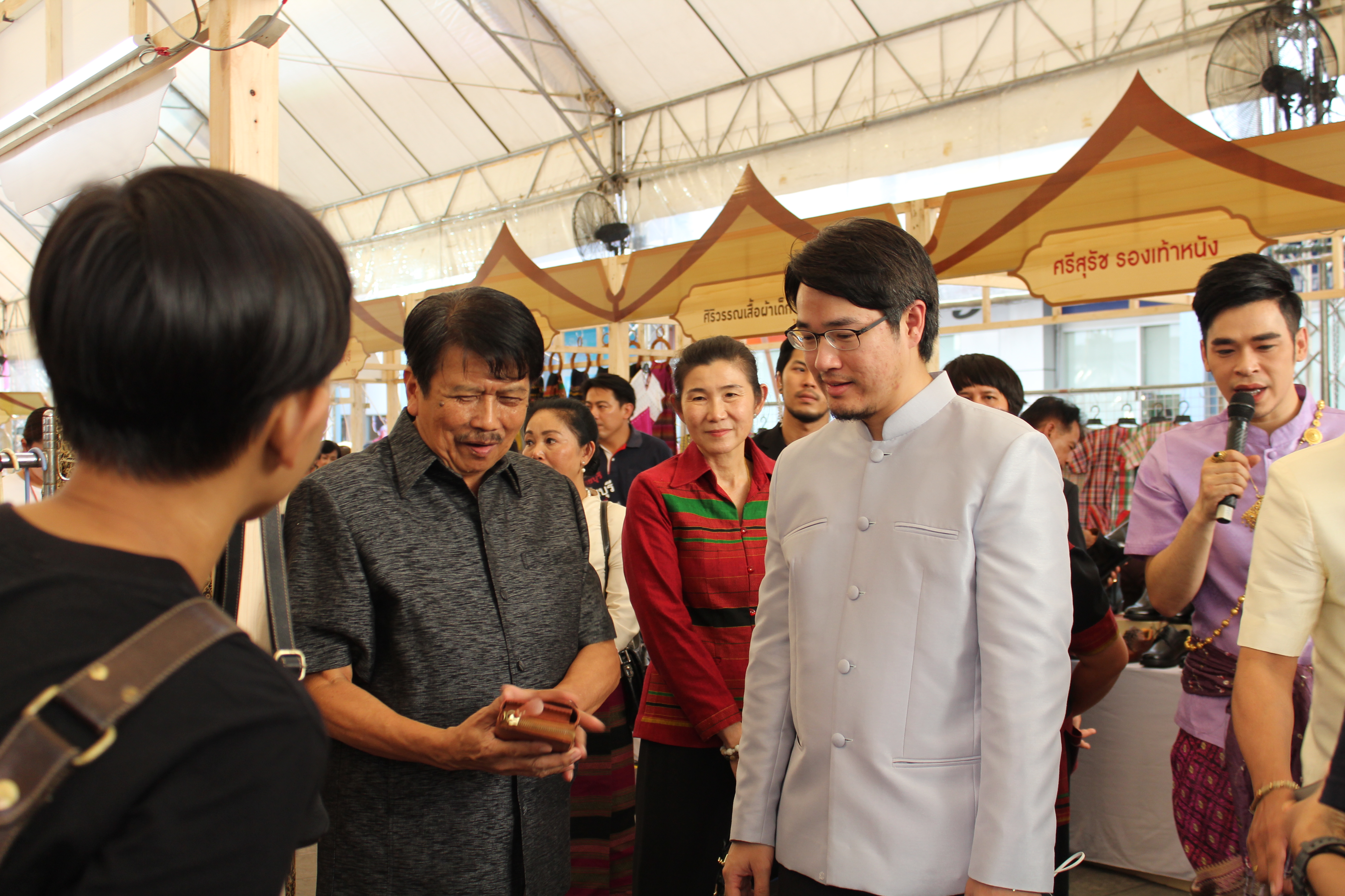 ราชบุรี จัดแสดงและจำหน่ายผลิตภัณฑ์ OTOP และผ้าทอ ไท-ยวน ครั้งที่ 2วันที่  22  มิถุนายน  2561 เวลา  17 .00 น. นายสุทธิรักษ์  หงสะมัต  พัฒนาการจังหวัดราชบุรี  เป็นประธานเปิดงานจัดแสดงและจำหน่ายผลิตภัณฑ์ OTOP และผ้าทอไท-ยวน ครั้งที่  2   เพื่อสร้างรายได้ให้ผู้ผลิต ผู้ประกอบการ OTOP และส่งเสริมการท่องเที่ยวจังหวัดราชบุรี   ณ  ลานกิจกรรมด้านหน้าศูนย์การค้าเซ็นทรัลพลาซา  รัตนาธิเบศร์         ตำบลบางกระสอ  อำเภอเมืองนนทบุรี  จังหวัดนนทบุรี   โดยนายวรนพ  เกิดทวี  ประธานเครือข่าย OTOP จังหวัดราชบุรี ในการนี้มีผู้ประกอบการมีผู้ผลิต ผู้ประกอบการ OTOP  เข้าร่วม 50บูธ