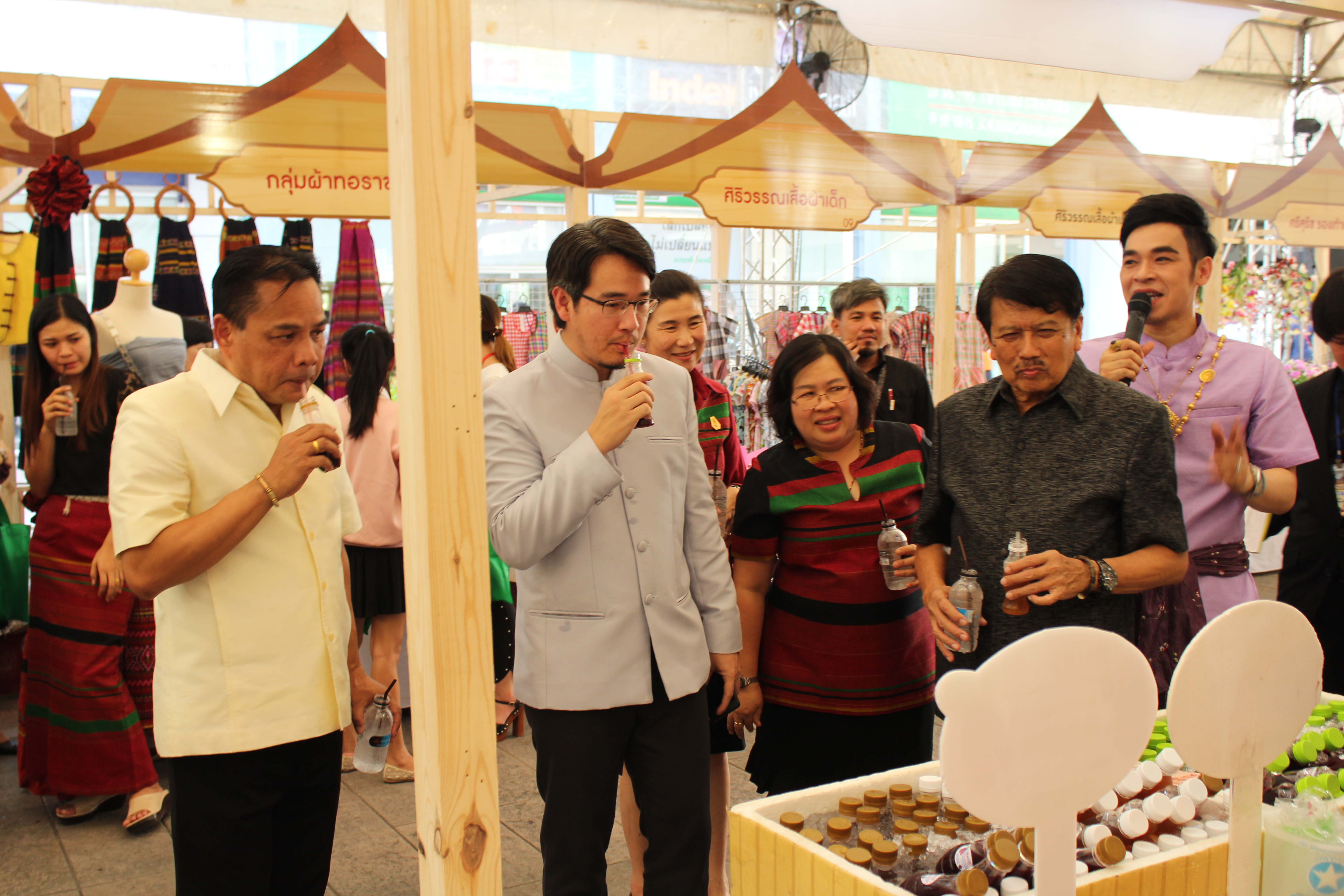 ราชบุรี จัดแสดงและจำหน่ายผลิตภัณฑ์ OTOP และผ้าทอ ไท-ยวน ครั้งที่ 2วันที่  22  มิถุนายน  2561 เวลา  17 .00 น. นายสุทธิรักษ์  หงสะมัต  พัฒนาการจังหวัดราชบุรี  เป็นประธานเปิดงานจัดแสดงและจำหน่ายผลิตภัณฑ์ OTOP และผ้าทอไท-ยวน ครั้งที่  2   เพื่อสร้างรายได้ให้ผู้ผลิต ผู้ประกอบการ OTOP และส่งเสริมการท่องเที่ยวจังหวัดราชบุรี   ณ  ลานกิจกรรมด้านหน้าศูนย์การค้าเซ็นทรัลพลาซา  รัตนาธิเบศร์         ตำบลบางกระสอ  อำเภอเมืองนนทบุรี  จังหวัดนนทบุรี   โดยนายวรนพ  เกิดทวี  ประธานเครือข่าย OTOP จังหวัดราชบุรี ในการนี้มีผู้ประกอบการมีผู้ผลิต ผู้ประกอบการ OTOP  เข้าร่วม 50บูธ