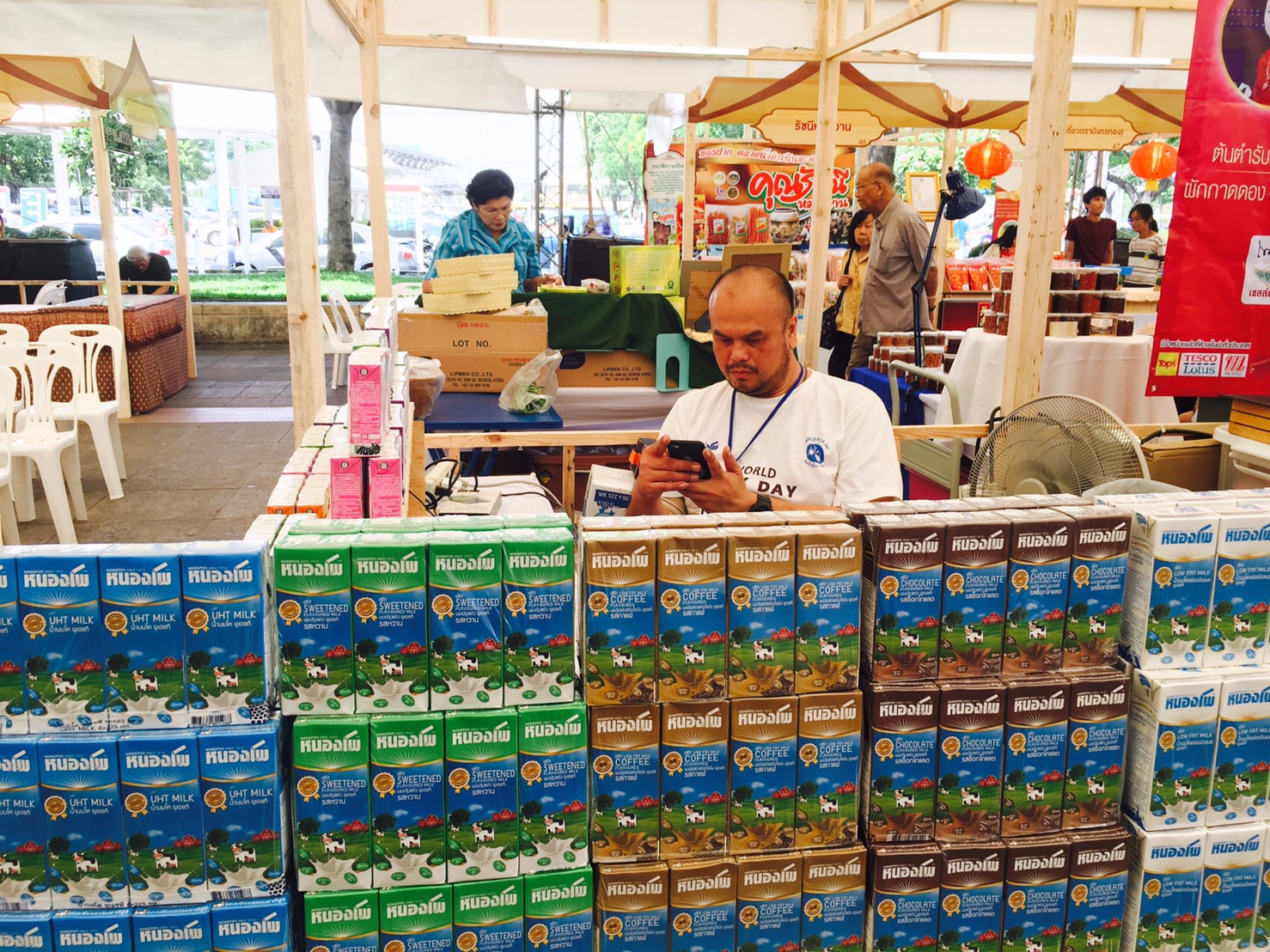 ราชบุรี จัดแสดงและจำหน่ายผลิตภัณฑ์ OTOP และผ้าทอ ไท-ยวน ครั้งที่ 2วันที่  22  มิถุนายน  2561 เวลา  17 .00 น. นายสุทธิรักษ์  หงสะมัต  พัฒนาการจังหวัดราชบุรี  เป็นประธานเปิดงานจัดแสดงและจำหน่ายผลิตภัณฑ์ OTOP และผ้าทอไท-ยวน ครั้งที่  2   เพื่อสร้างรายได้ให้ผู้ผลิต ผู้ประกอบการ OTOP และส่งเสริมการท่องเที่ยวจังหวัดราชบุรี   ณ  ลานกิจกรรมด้านหน้าศูนย์การค้าเซ็นทรัลพลาซา  รัตนาธิเบศร์         ตำบลบางกระสอ  อำเภอเมืองนนทบุรี  จังหวัดนนทบุรี   โดยนายวรนพ  เกิดทวี  ประธานเครือข่าย OTOP จังหวัดราชบุรี ในการนี้มีผู้ประกอบการมีผู้ผลิต ผู้ประกอบการ OTOP  เข้าร่วม 50บูธ