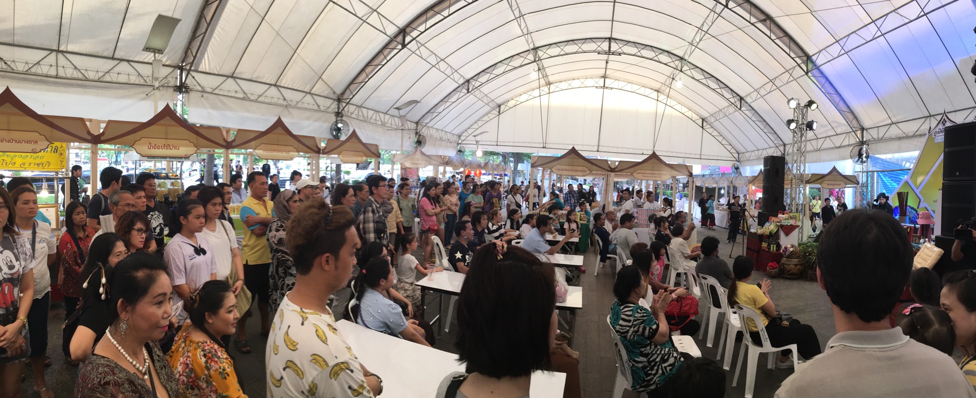 ราชบุรี จัดแสดงและจำหน่ายผลิตภัณฑ์ OTOP และผ้าทอ ไท-ยวน ครั้งที่ 2วันที่  22  มิถุนายน  2561 เวลา  17 .00 น. นายสุทธิรักษ์  หงสะมัต  พัฒนาการจังหวัดราชบุรี  เป็นประธานเปิดงานจัดแสดงและจำหน่ายผลิตภัณฑ์ OTOP และผ้าทอไท-ยวน ครั้งที่  2   เพื่อสร้างรายได้ให้ผู้ผลิต ผู้ประกอบการ OTOP และส่งเสริมการท่องเที่ยวจังหวัดราชบุรี   ณ  ลานกิจกรรมด้านหน้าศูนย์การค้าเซ็นทรัลพลาซา  รัตนาธิเบศร์         ตำบลบางกระสอ  อำเภอเมืองนนทบุรี  จังหวัดนนทบุรี   โดยนายวรนพ  เกิดทวี  ประธานเครือข่าย OTOP จังหวัดราชบุรี ในการนี้มีผู้ประกอบการมีผู้ผลิต ผู้ประกอบการ OTOP  เข้าร่วม 50บูธ