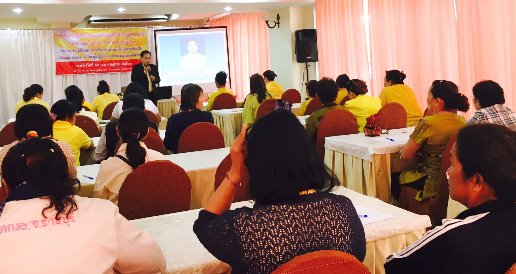 ราชบุรีดำเนินโครงการ   “พัฒนาศักยภาพเครือข่ายธุรกิจชุมชน การเพิ่มศักยภาพผู้ผลิต และพัฒนาผลิตภัณฑ์ภูมิปัญญาท้องถิ่นไทย ก้าวไกลสู่ Smart OTOP”