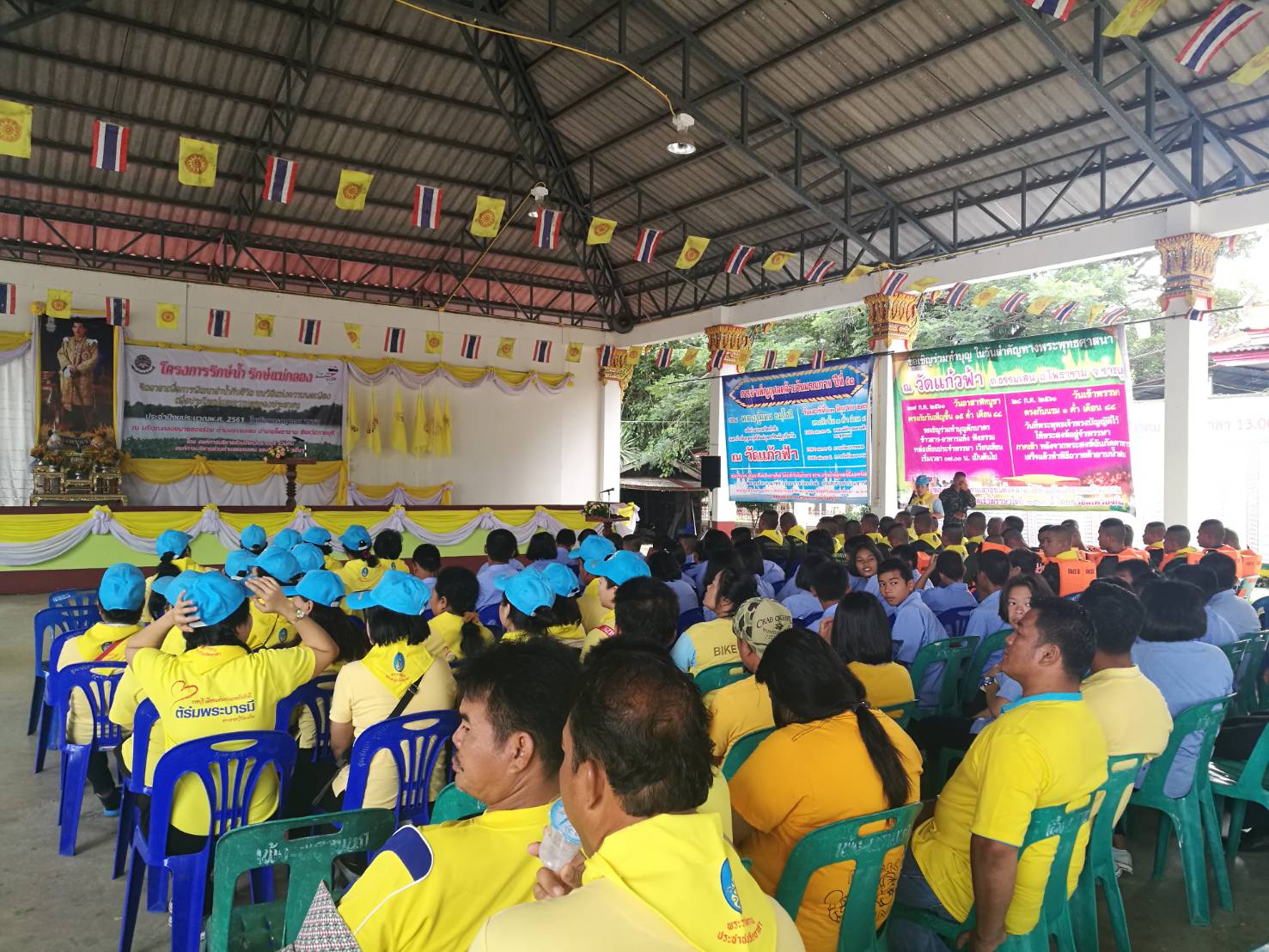 ชาวโพธาราม จังหวัดราชบุรี  ร่วมกิจกรรมกำจัดวัชพืชและผักตบชวา ตามโครงการจิตอาสาเพื่อพัฒนาลำน้ำกับชีวิตฯ