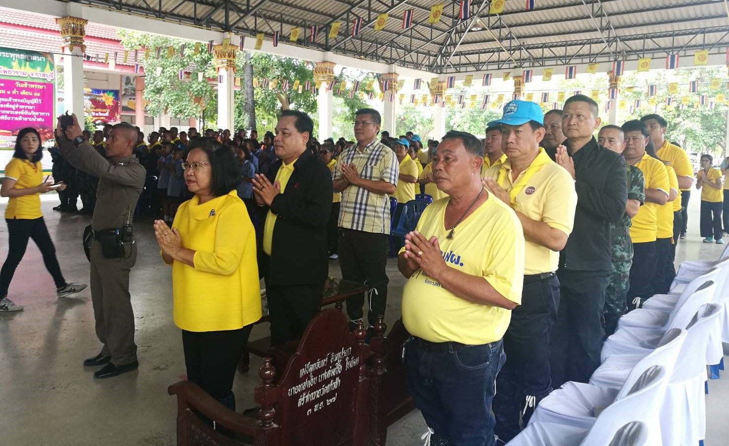 ชาวโพธาราม จังหวัดราชบุรี  ร่วมกิจกรรมกำจัดวัชพืชและผักตบชวา ตามโครงการจิตอาสาเพื่อพัฒนาลำน้ำกับชีวิตฯ