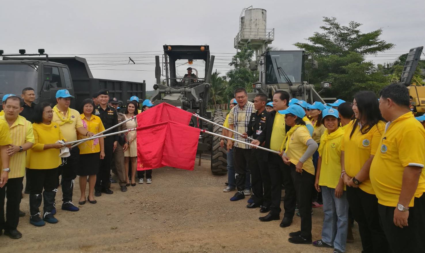 ชาวโพธาราม จังหวัดราชบุรี  ร่วมกิจกรรมกำจัดวัชพืชและผักตบชวา ตามโครงการจิตอาสาเพื่อพัฒนาลำน้ำกับชีวิตฯ