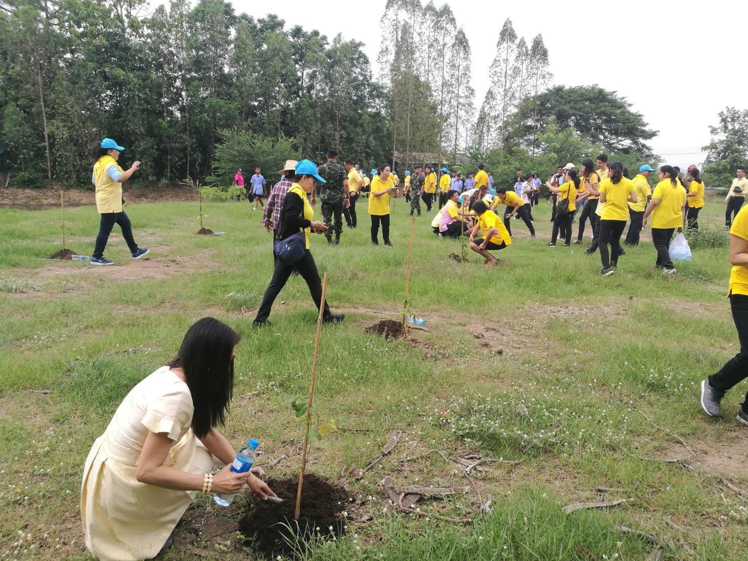 ชาวโพธาราม จังหวัดราชบุรี  ร่วมกิจกรรมกำจัดวัชพืชและผักตบชวา ตามโครงการจิตอาสาเพื่อพัฒนาลำน้ำกับชีวิตฯ