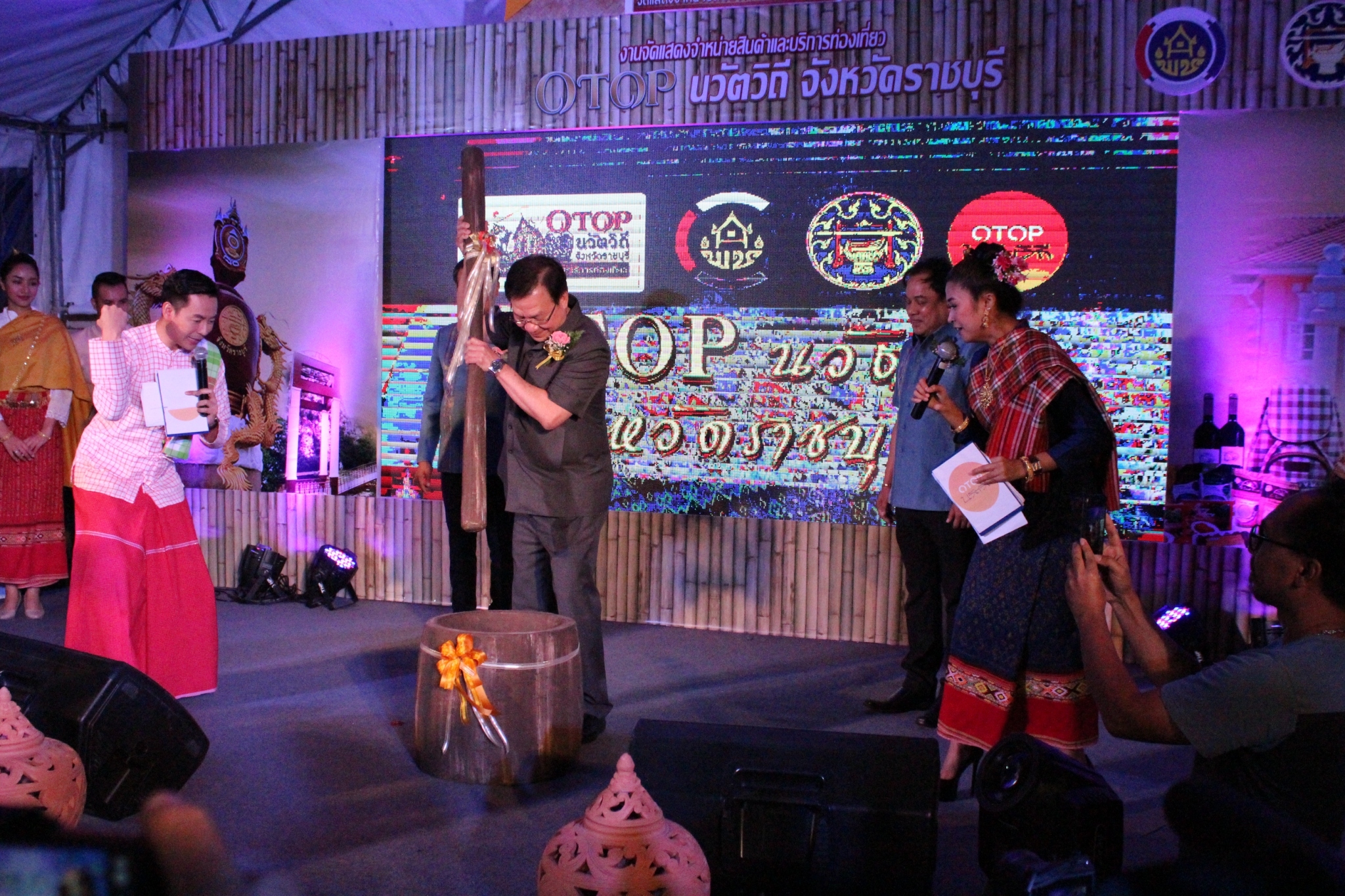 ราชบุรี”จัดแสดงจำหน่ายสินค้าและบริการท่องเที่ยว ชุมชนชนท่องเที่ยว OTOP นวัตวิถี จังหวัดราชบุรี”