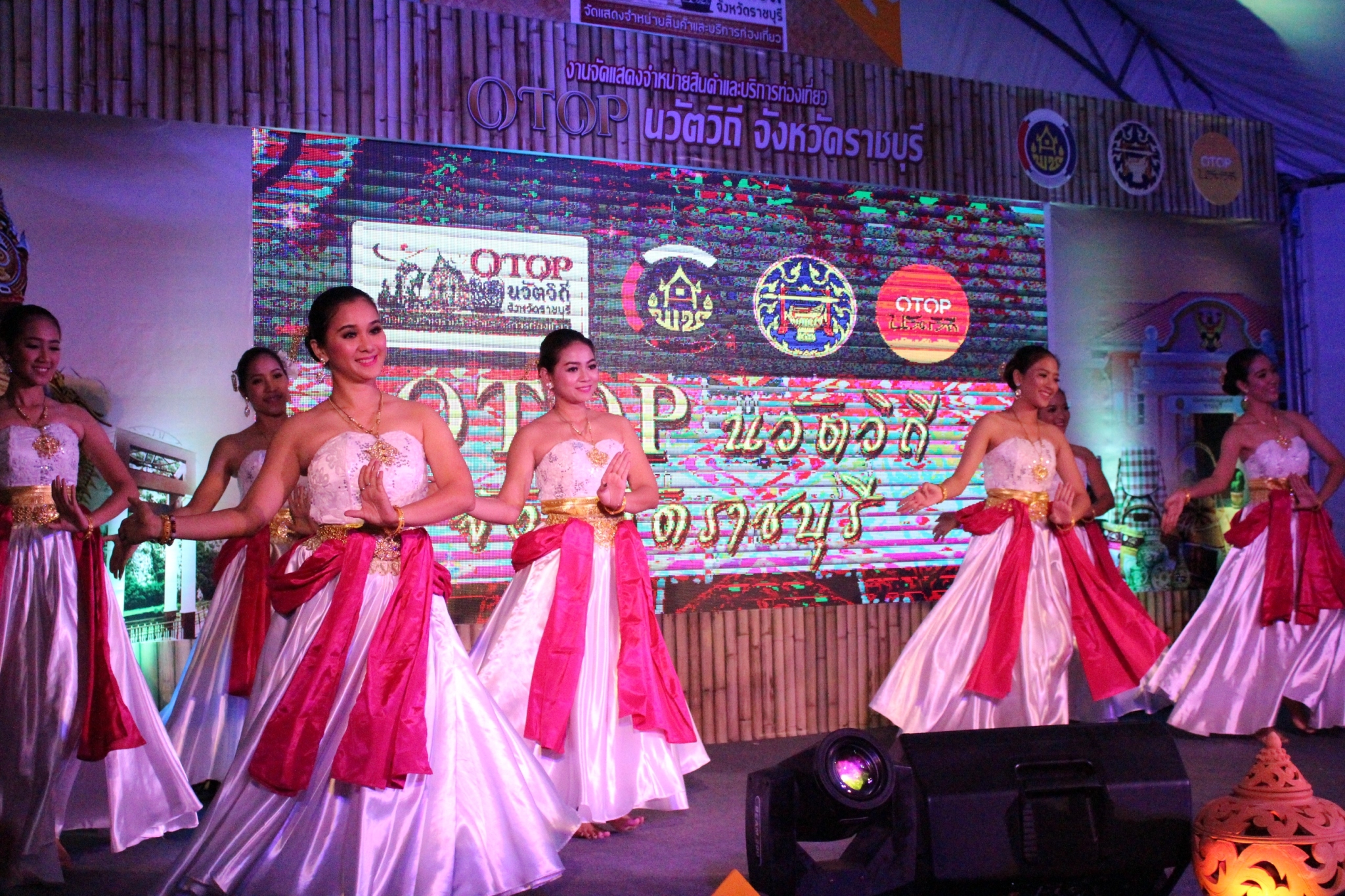 ราชบุรี”จัดแสดงจำหน่ายสินค้าและบริการท่องเที่ยว ชุมชนชนท่องเที่ยว OTOP นวัตวิถี จังหวัดราชบุรี”