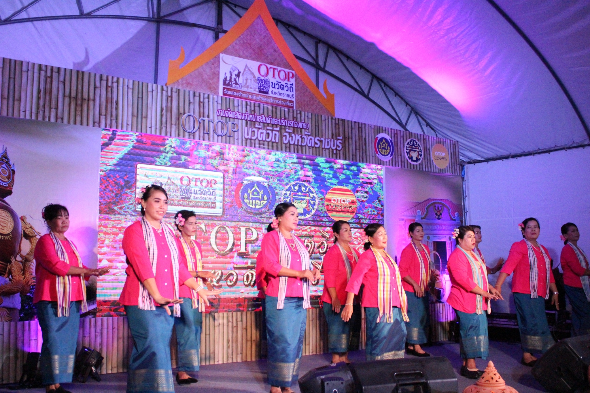 ราชบุรี”จัดแสดงจำหน่ายสินค้าและบริการท่องเที่ยว ชุมชนชนท่องเที่ยว OTOP นวัตวิถี จังหวัดราชบุรี”